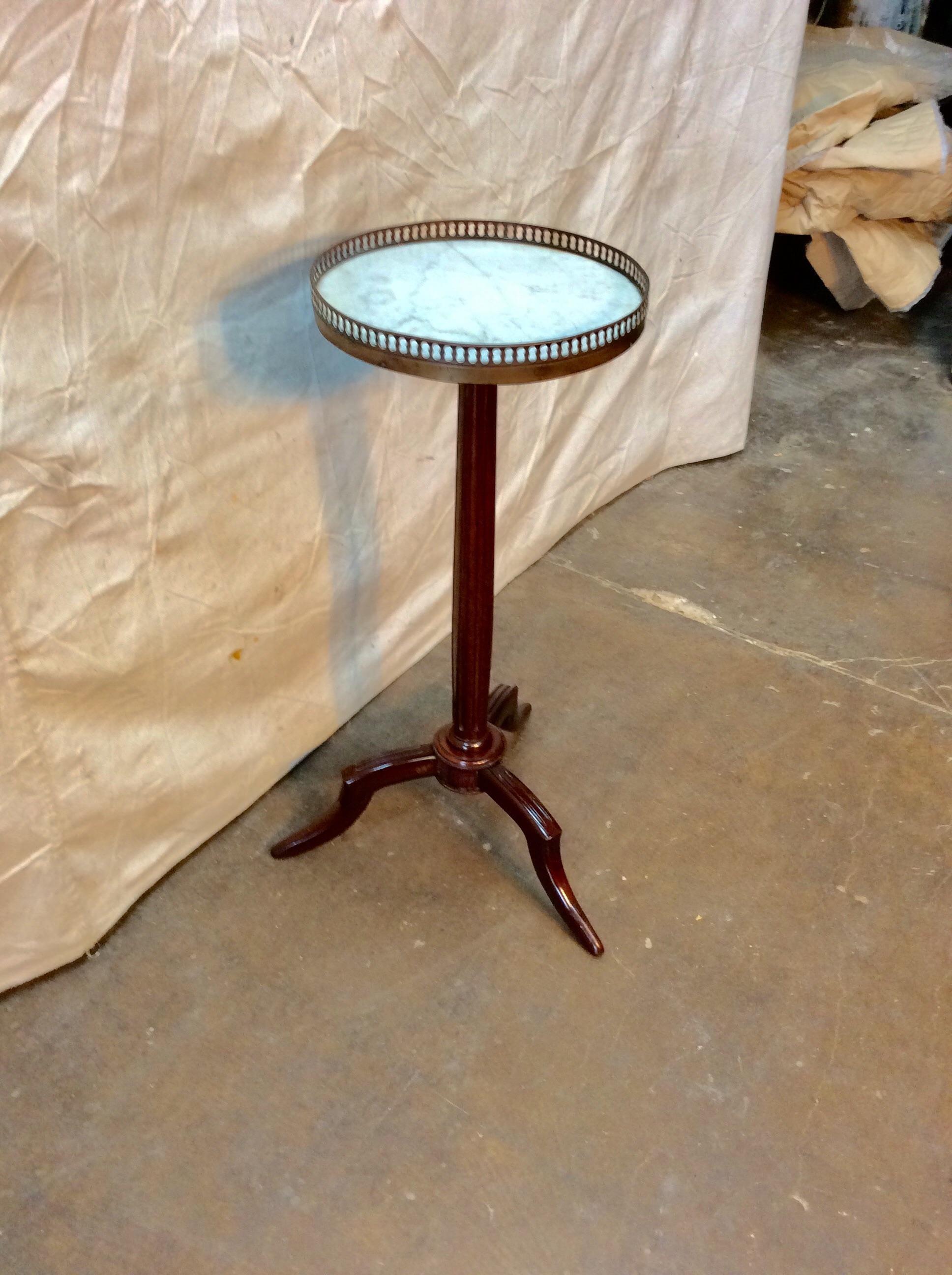 Early 1900s French Mahogany Drink Table with Marble Top and Brass Gallery 7