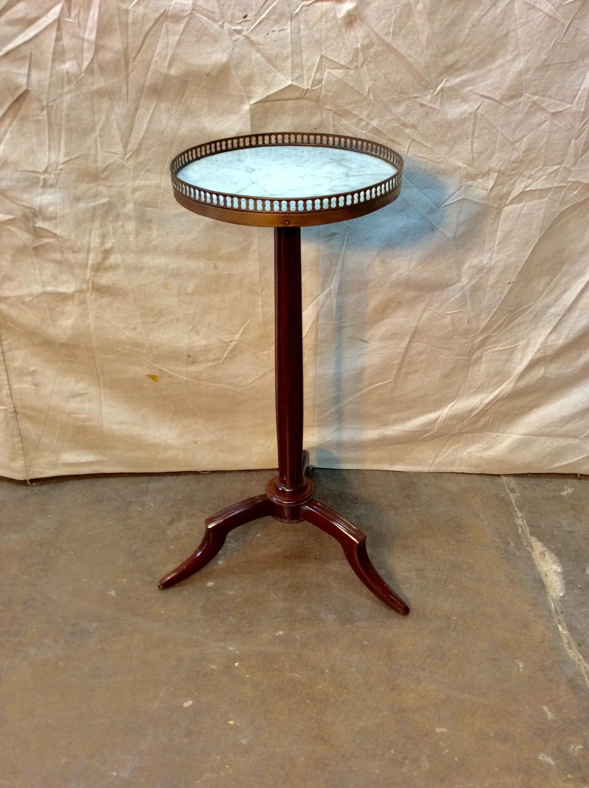 Early 1900s French Mahogany Drink Table with Marble Top and Brass Gallery 4