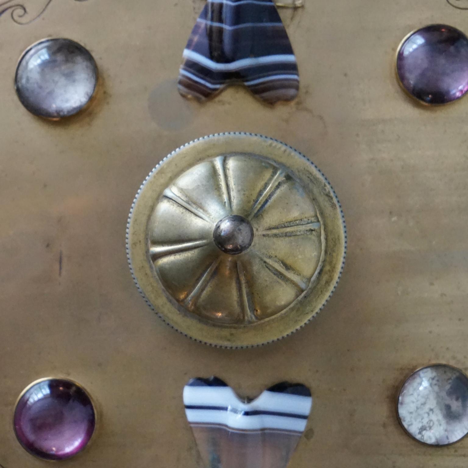 Boîte à bijoux néoclassique française du début des années 1900 en laiton ovale avec décor de moules en agate en vente 4