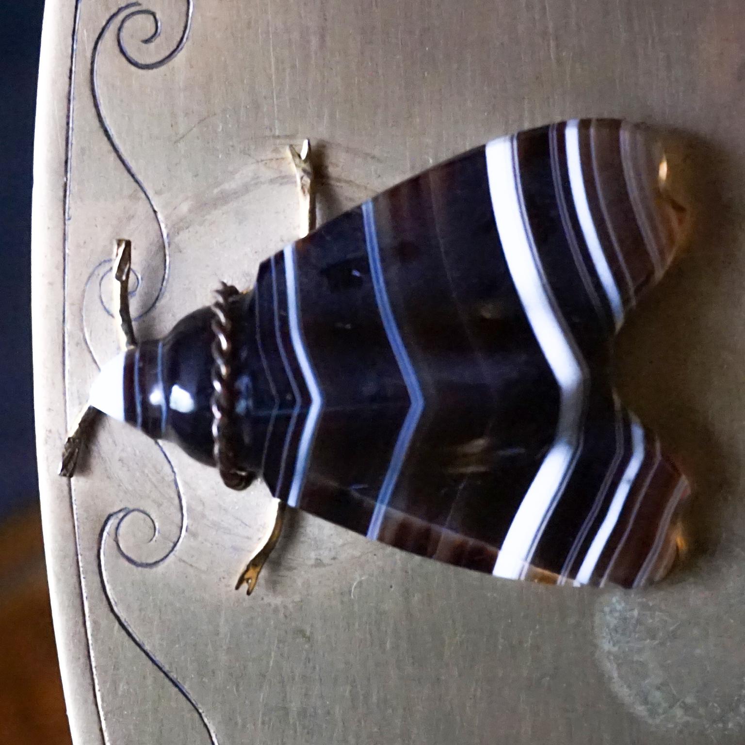 Boîte à bijoux néoclassique française du début des années 1900 en laiton ovale avec décor de moules en agate en vente 11