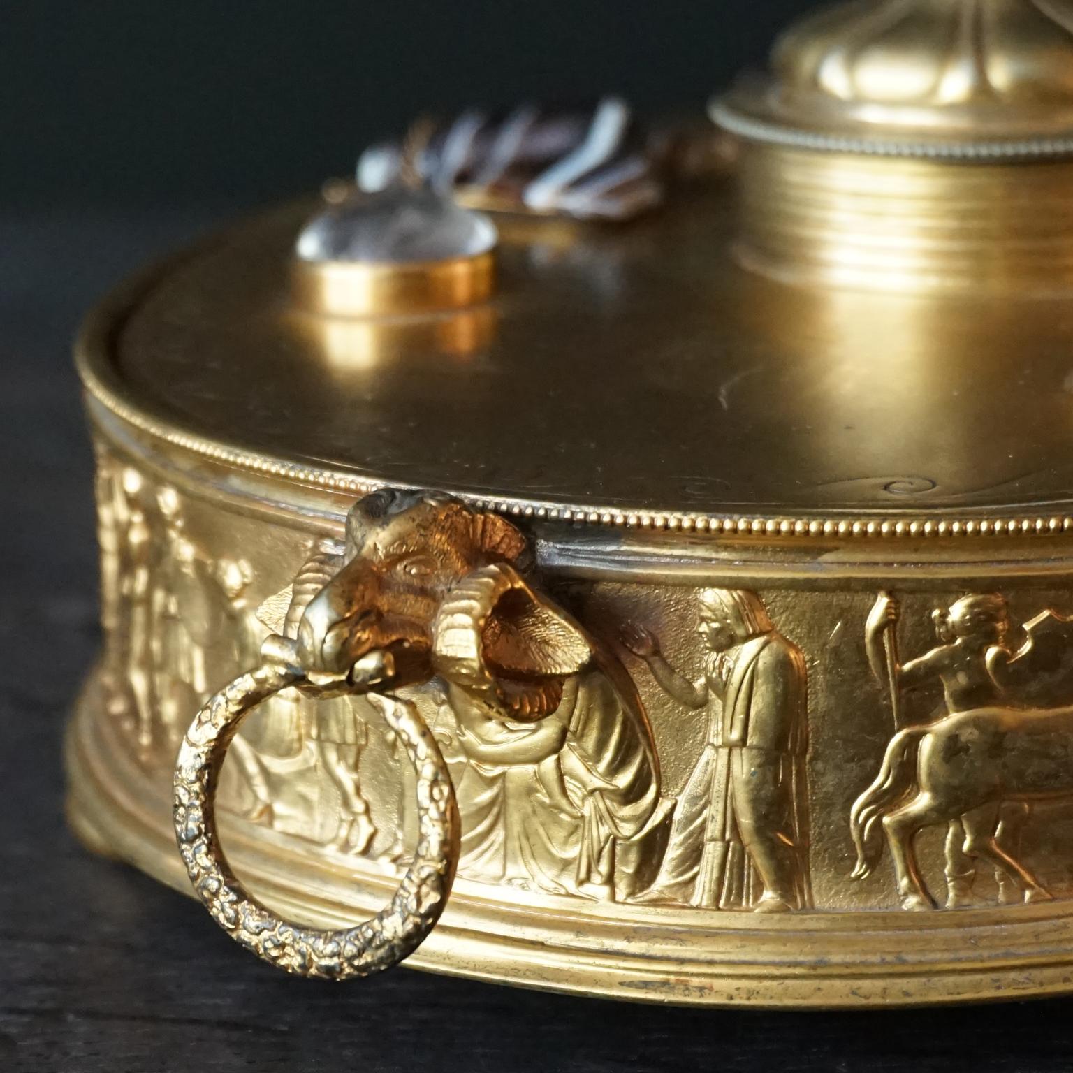 Boîte à bijoux néoclassique française du début des années 1900 en laiton ovale avec décor de moules en agate en vente 12