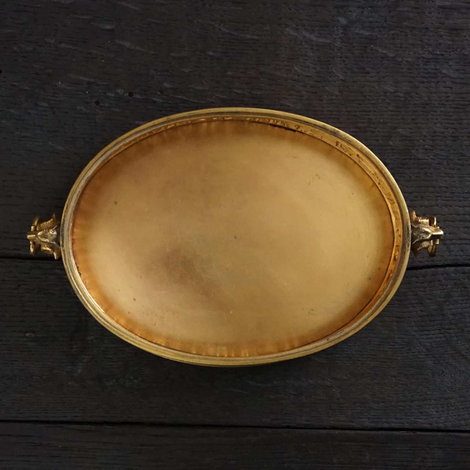 Boîte à bijoux néoclassique française du début des années 1900 en laiton ovale avec décor de moules en agate en vente 13