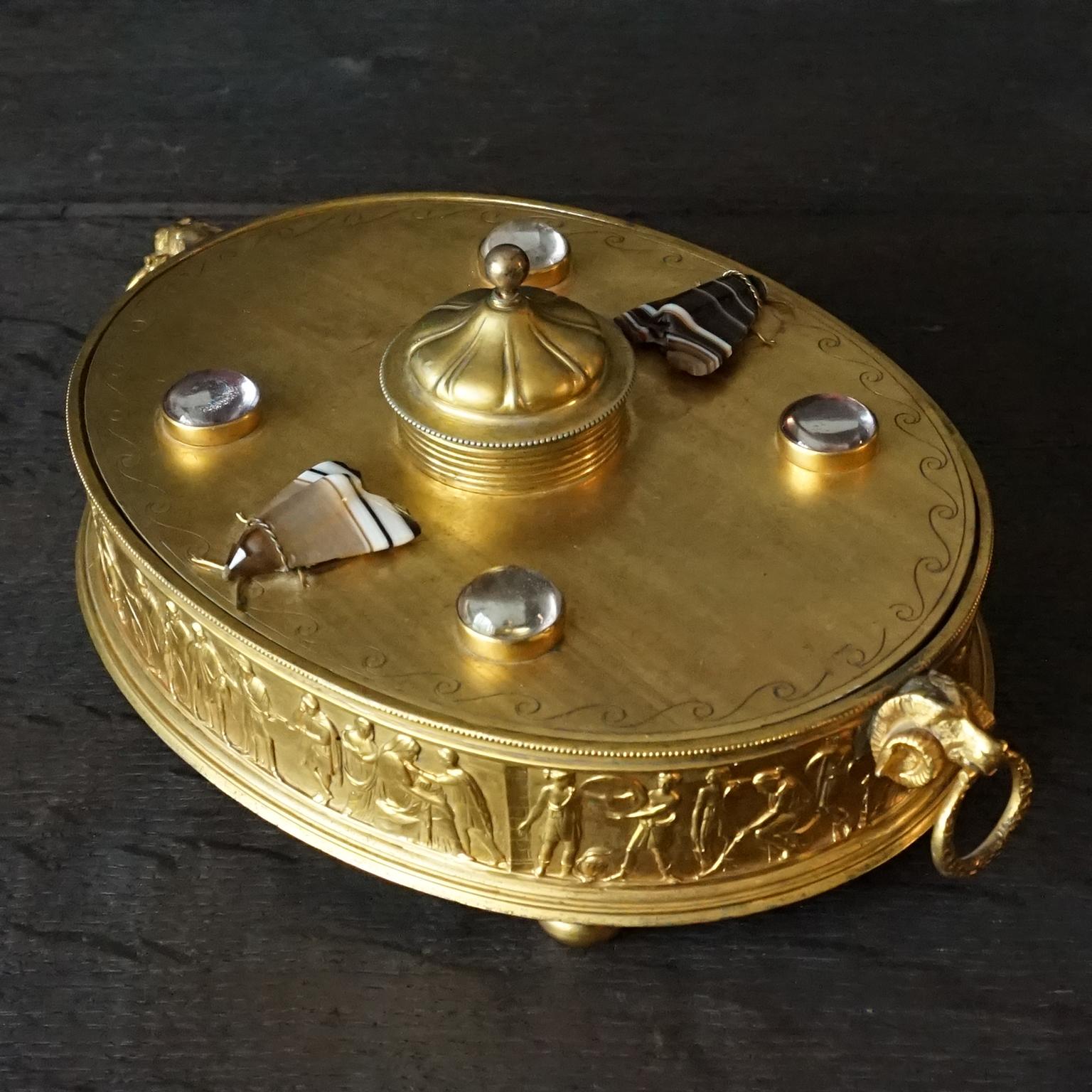 Early 1900s French Neoclassical Oval Brass Jewellery Box with Agate Moth Decor In Fair Condition For Sale In Haarlem, NL