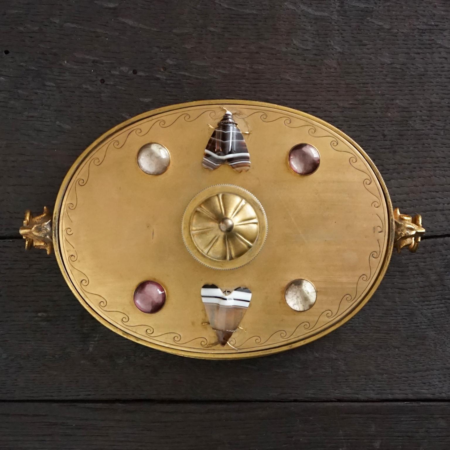 20ième siècle Boîte à bijoux néoclassique française du début des années 1900 en laiton ovale avec décor de moules en agate en vente