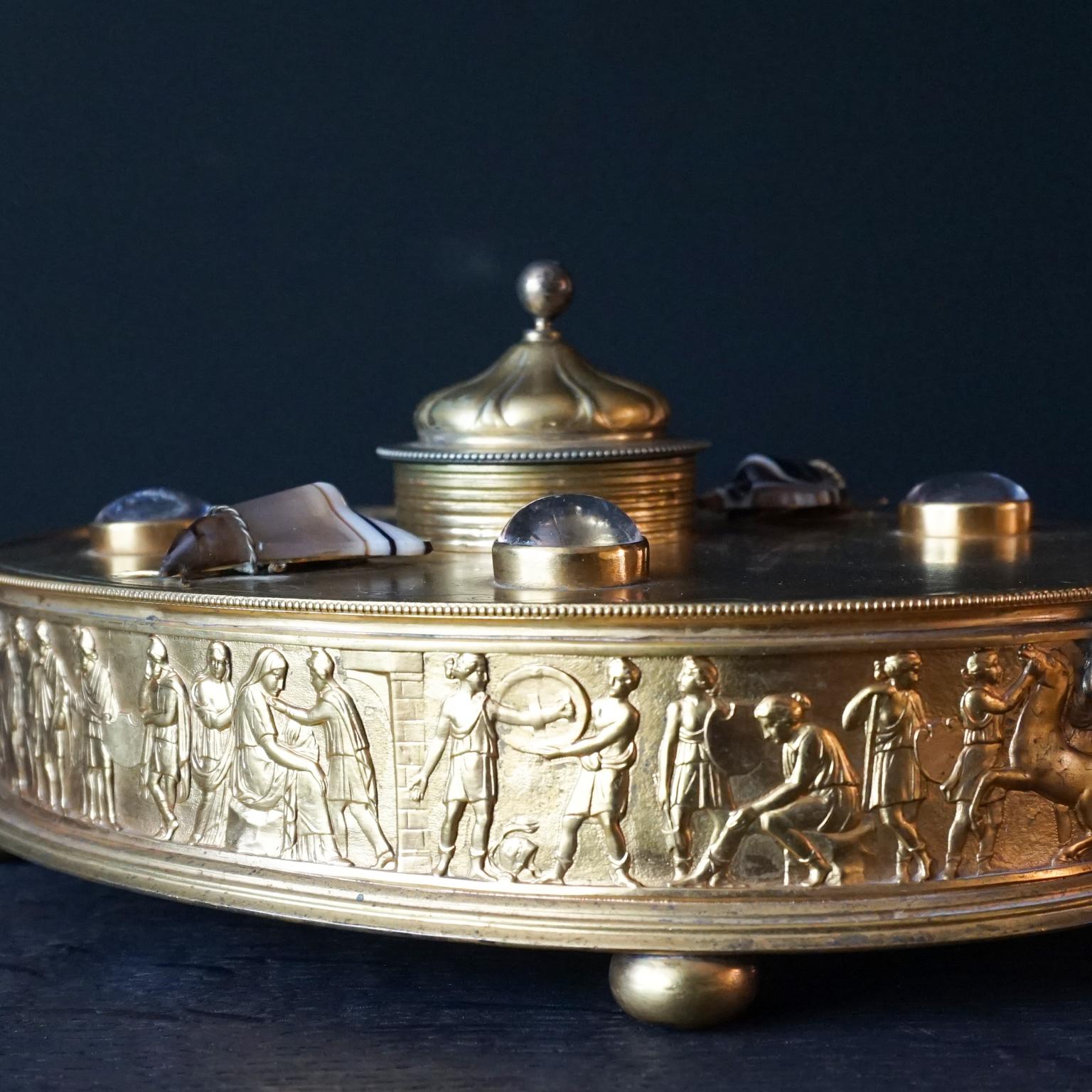 Boîte à bijoux néoclassique française du début des années 1900 en laiton ovale avec décor de moules en agate en vente 2