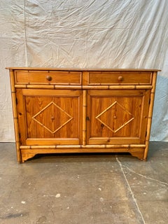 Aparador de bambú de imitación de pino francés de principios de 1900