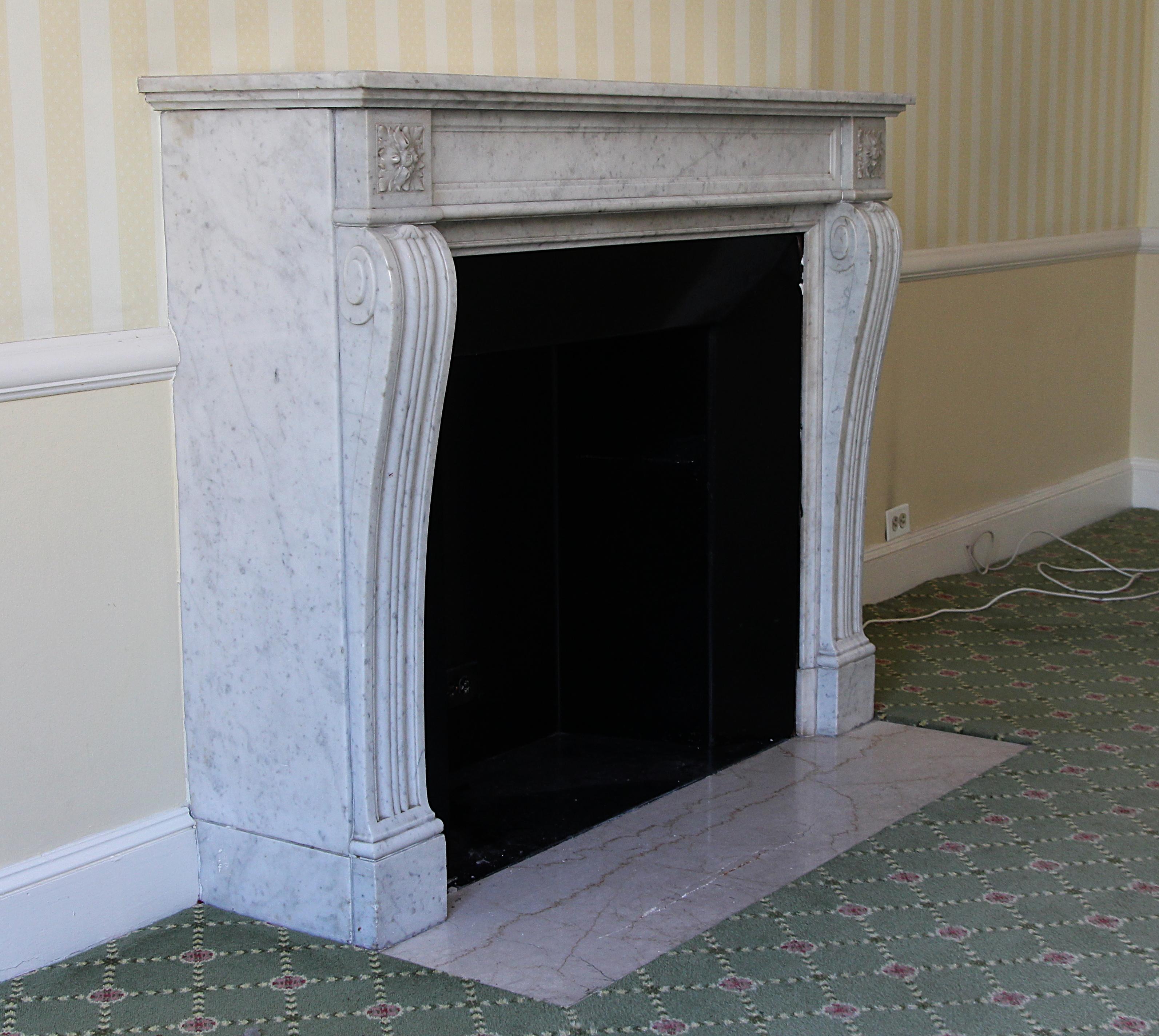 Early 1900s French Regency Carved Carrara Marble Mantel from Waldorf Astoria In Good Condition In New York, NY