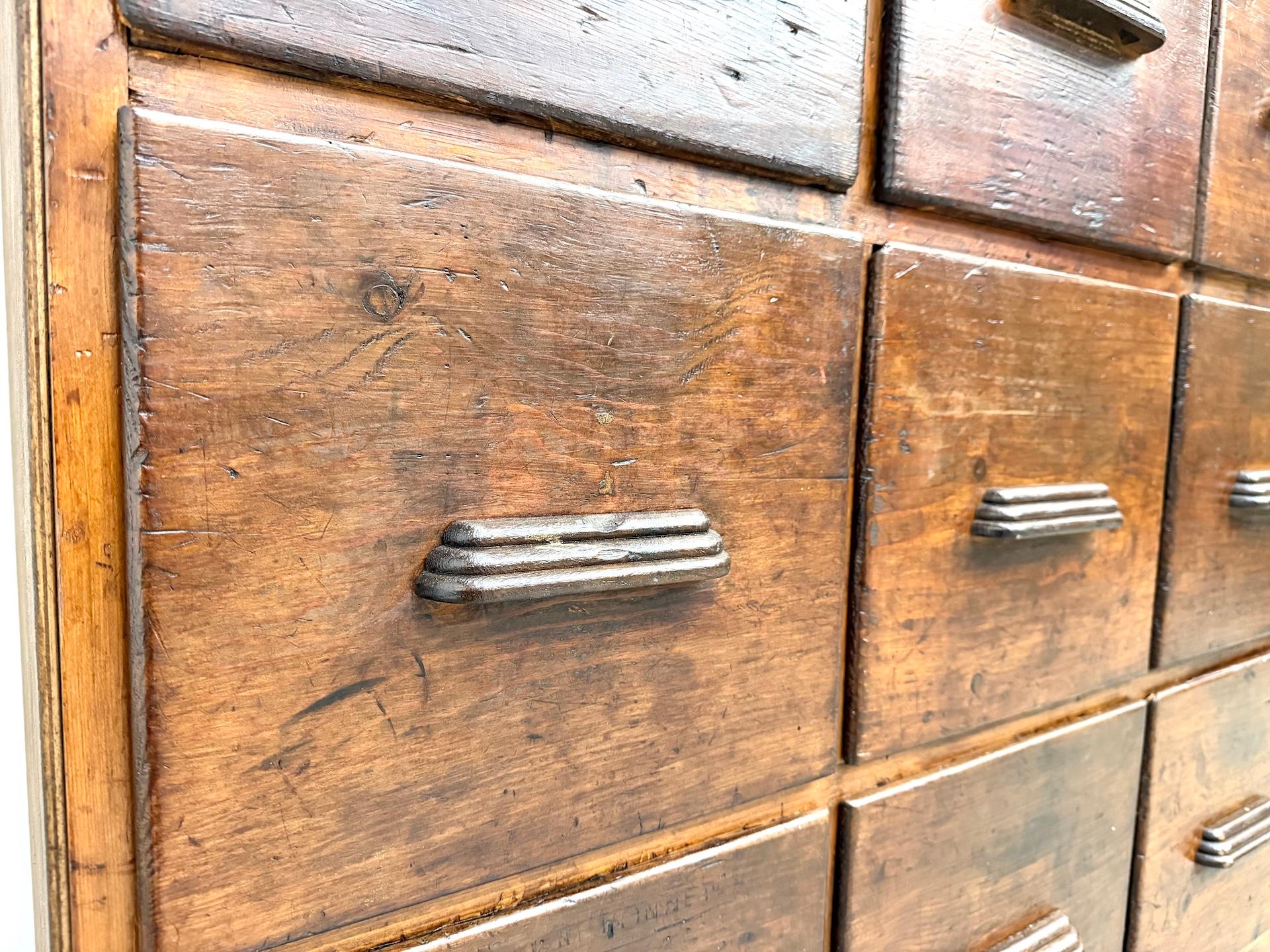 Armadio da laboratorio francese dei primi del '900 con 12 cassetti. in vendita 5