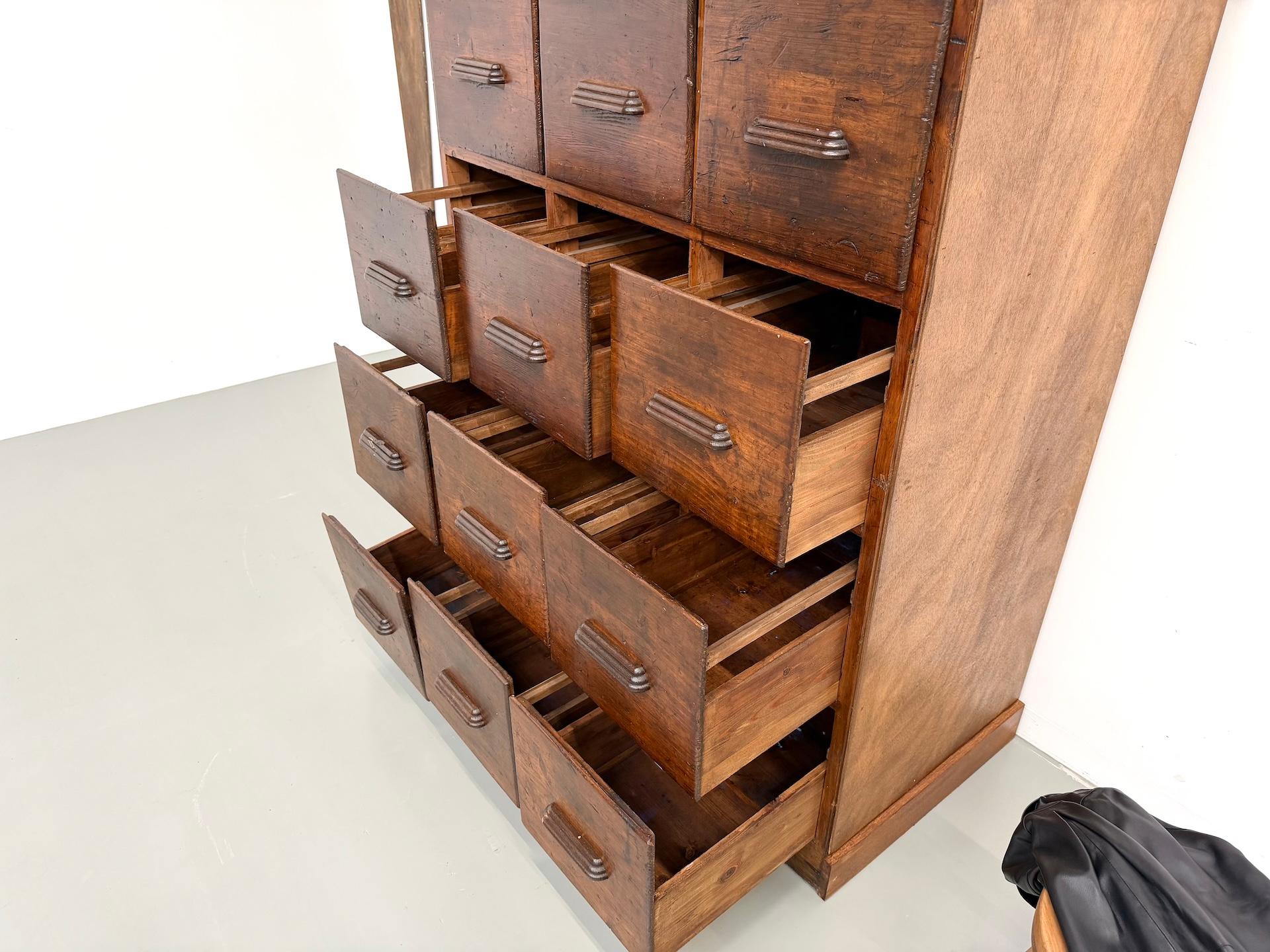 Armadio da laboratorio francese dei primi del '900 con 12 cassetti. in vendita 7