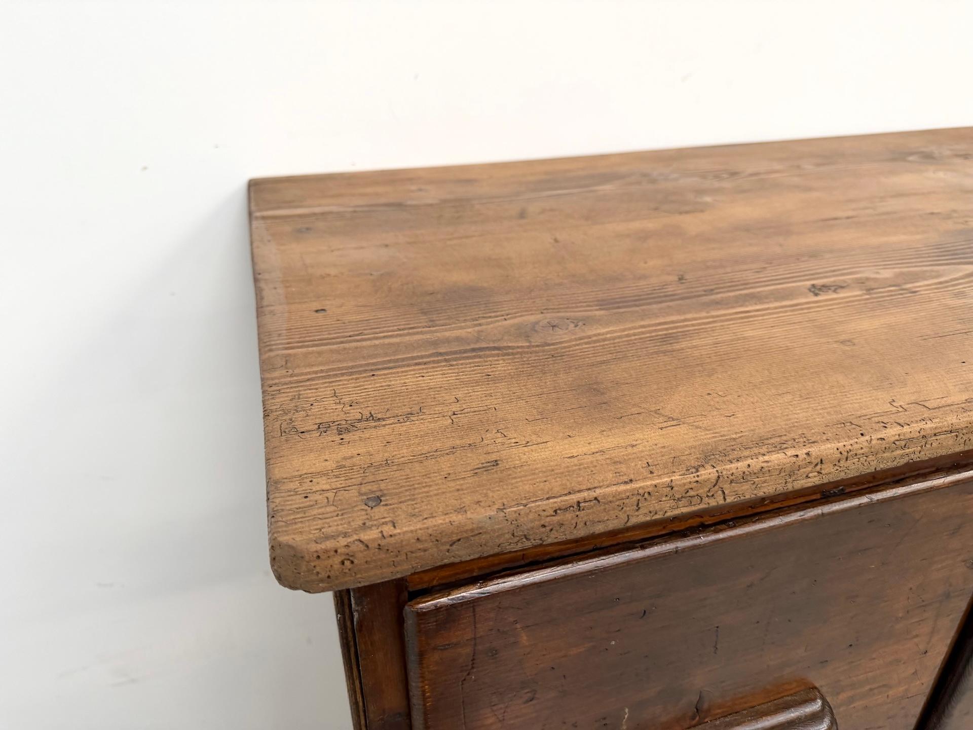 Armadio da laboratorio francese dei primi del '900 con 12 cassetti. in vendita 11