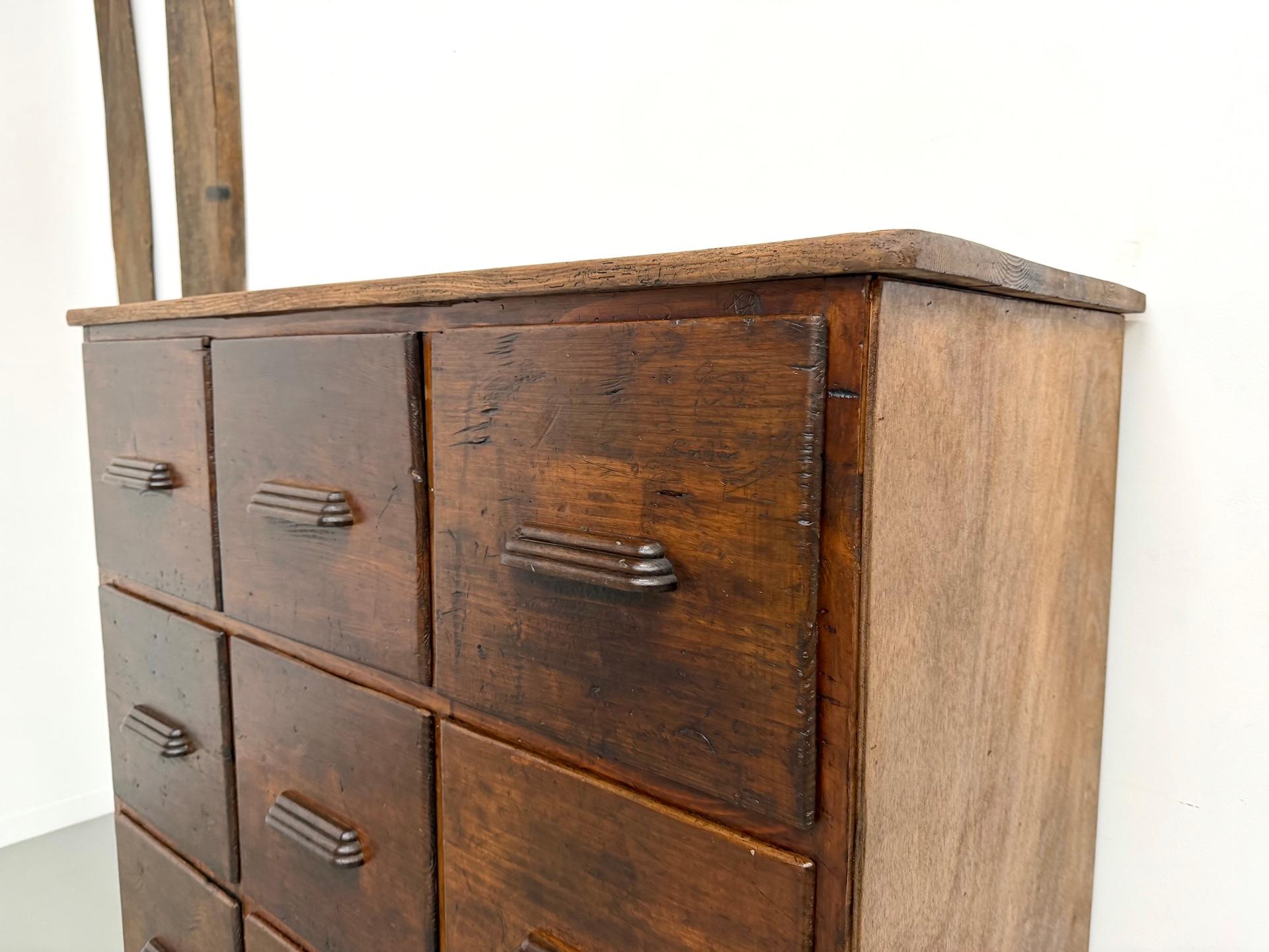 Armadio da laboratorio francese dei primi del '900 con 12 cassetti. in vendita 12