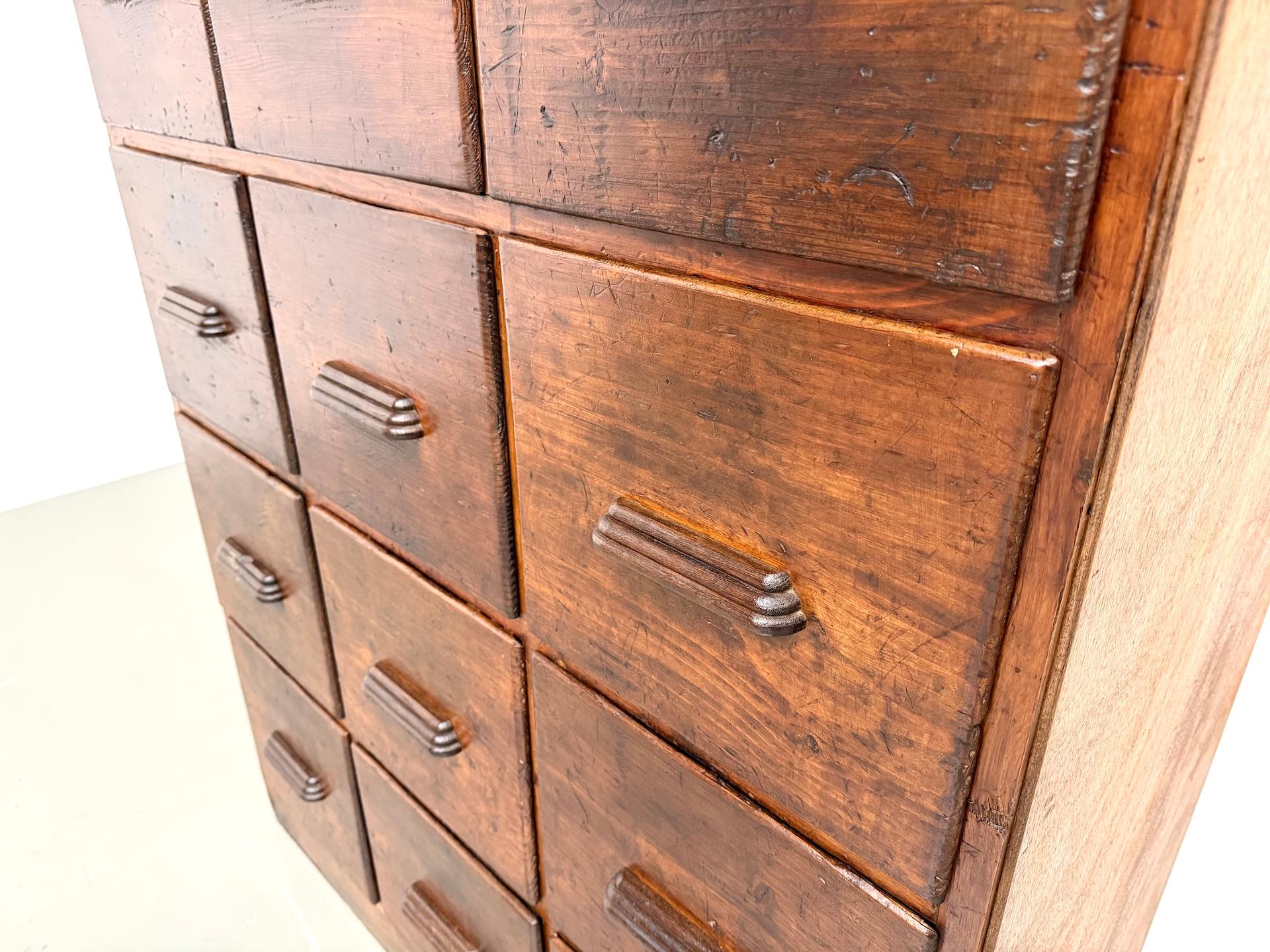 Armadio da laboratorio francese dei primi del '900 con 12 cassetti. in vendita 13