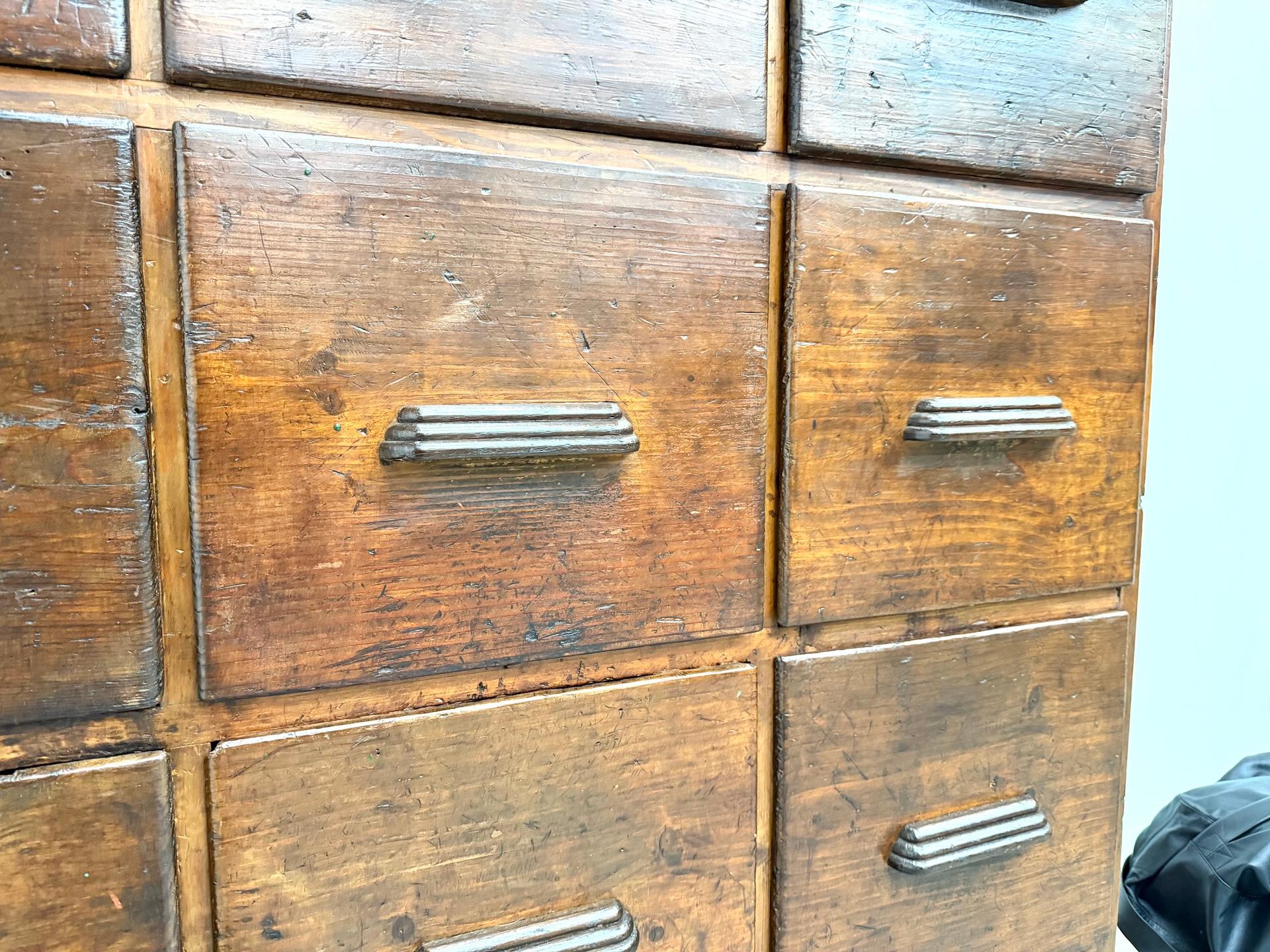 Pino Armadio da laboratorio francese dei primi del '900 con 12 cassetti. in vendita