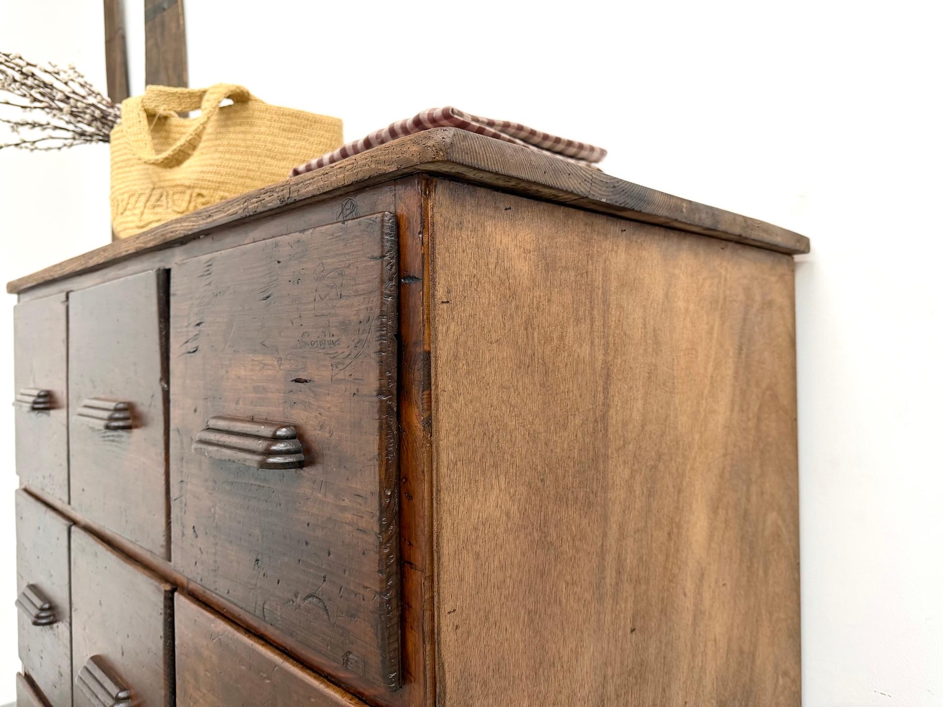 Armadio da laboratorio francese dei primi del '900 con 12 cassetti. in vendita 2