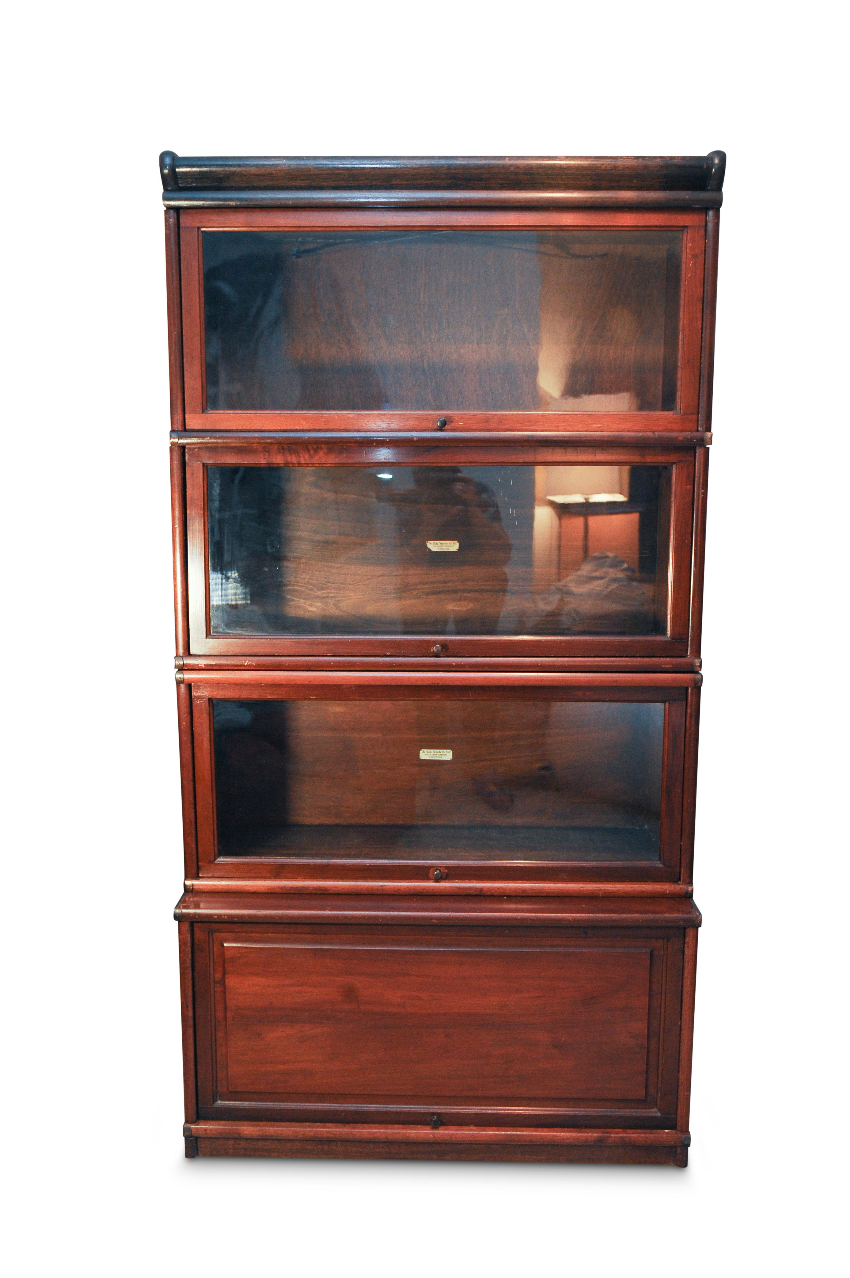 Globe Wernicke Vierstöckiges verglastes Barrister's Bookcase aus dem frühen 1900er Jahr (Art déco) im Angebot