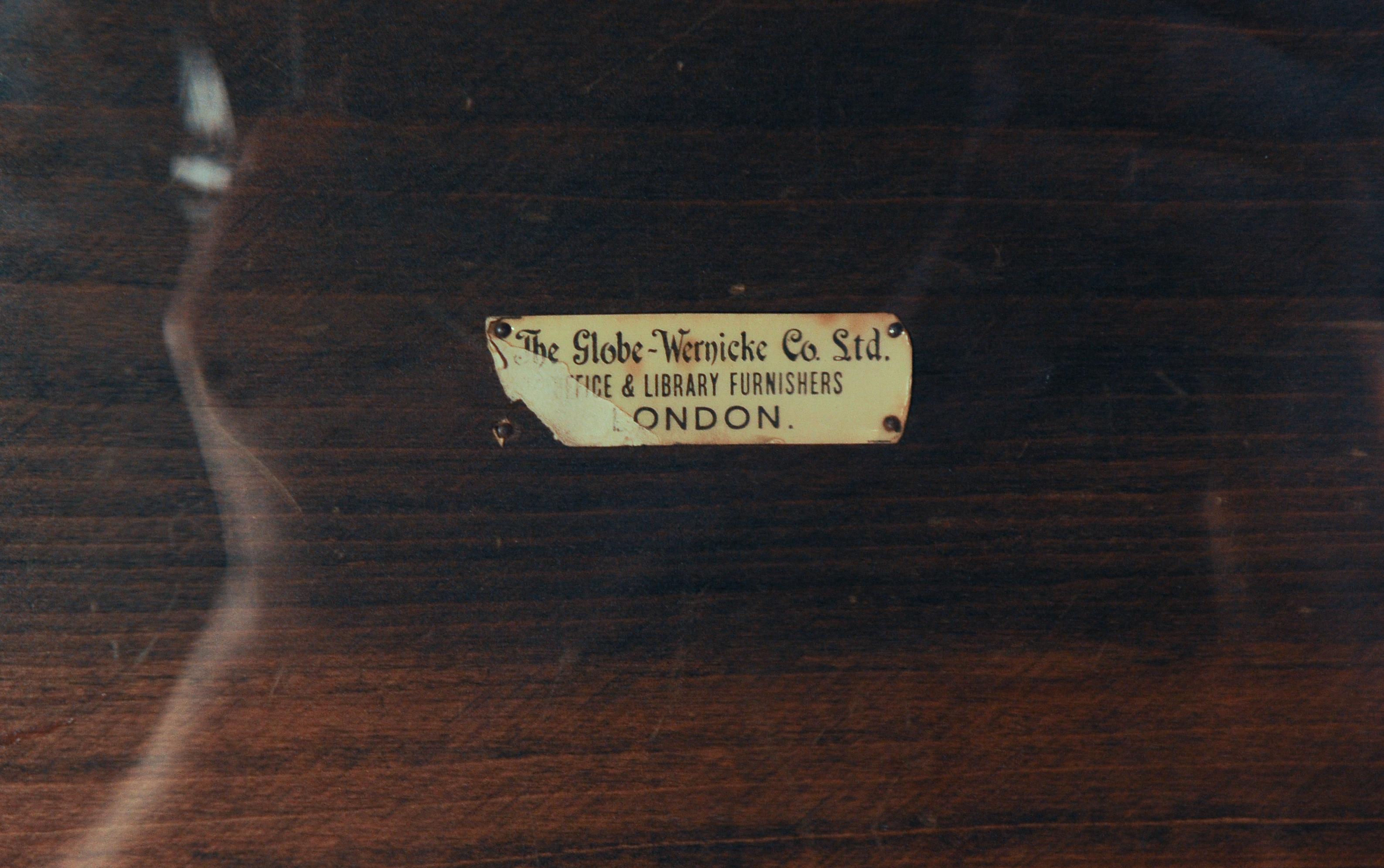 Globe Wernicke Vierstöckiges verglastes Barrister's Bookcase aus dem frühen 1900er Jahr (amerikanisch) im Angebot