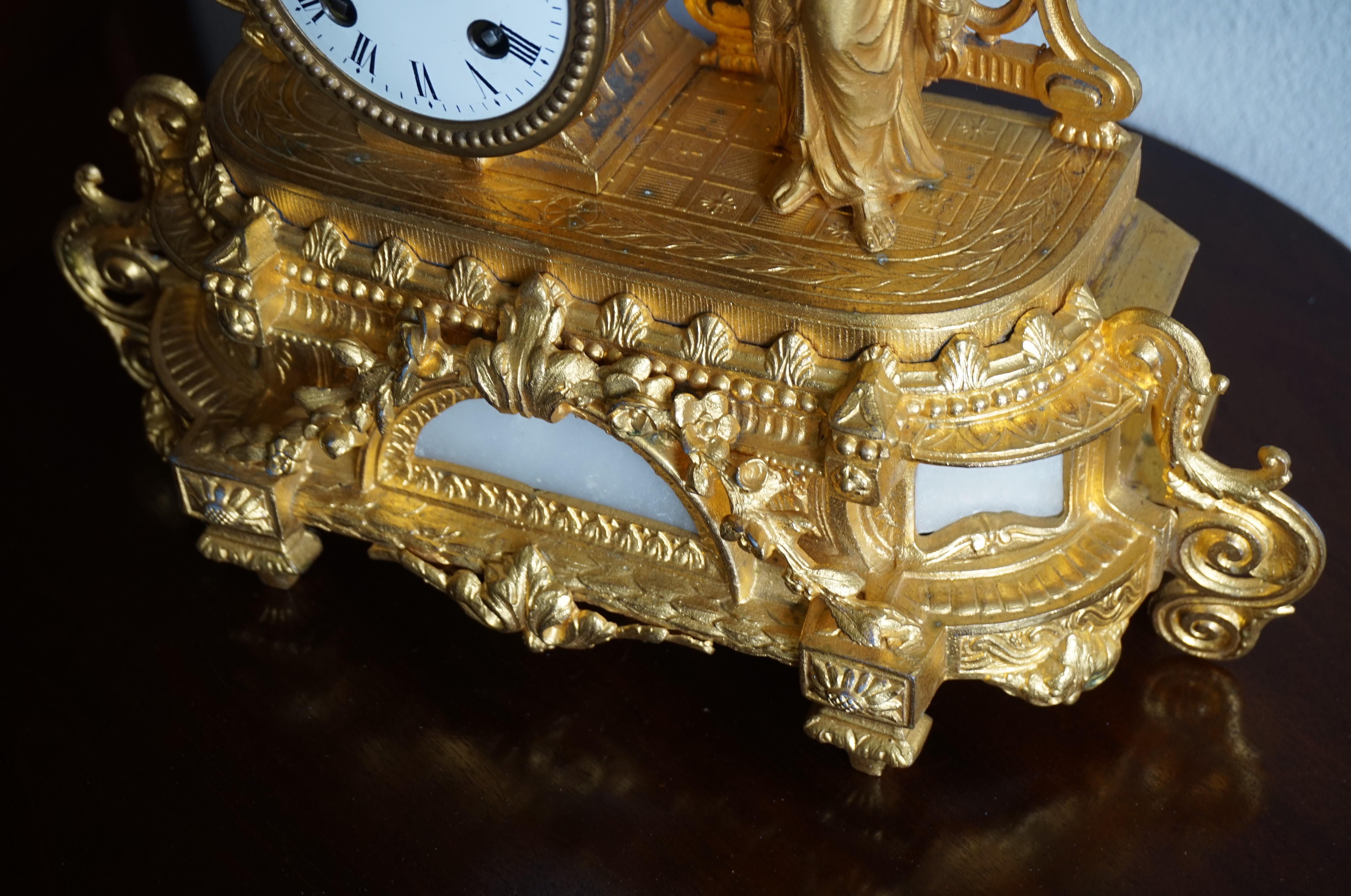 Horloge de table dorée de style néo-gothique du début des années 1900 avec Sculpture du Christ tenant un agneau en vente 3