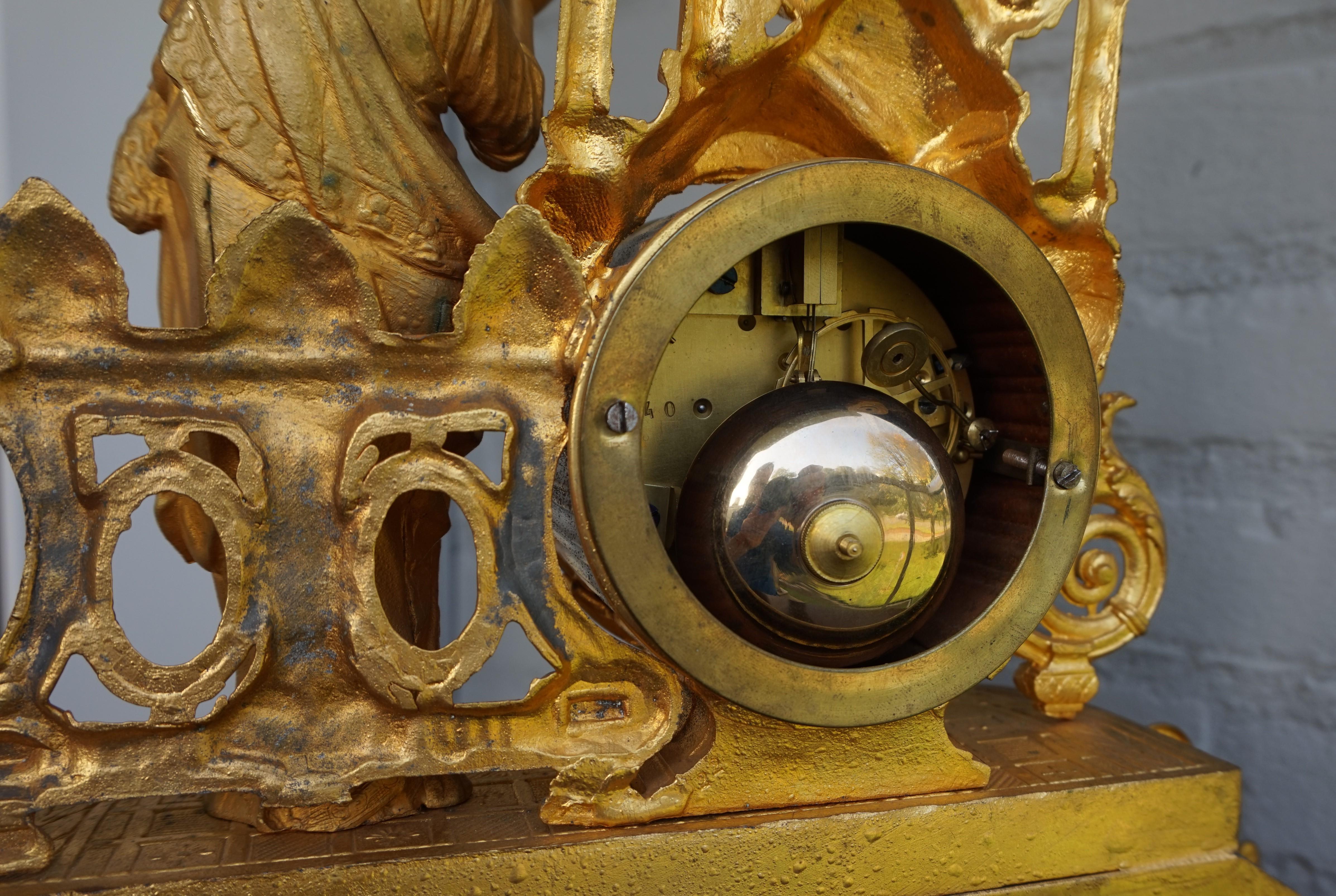 Vergoldete Tischuhr aus den frühen 1900er Jahren im gotischen Stil mit Jesus Christus hält Lammskulptur 10