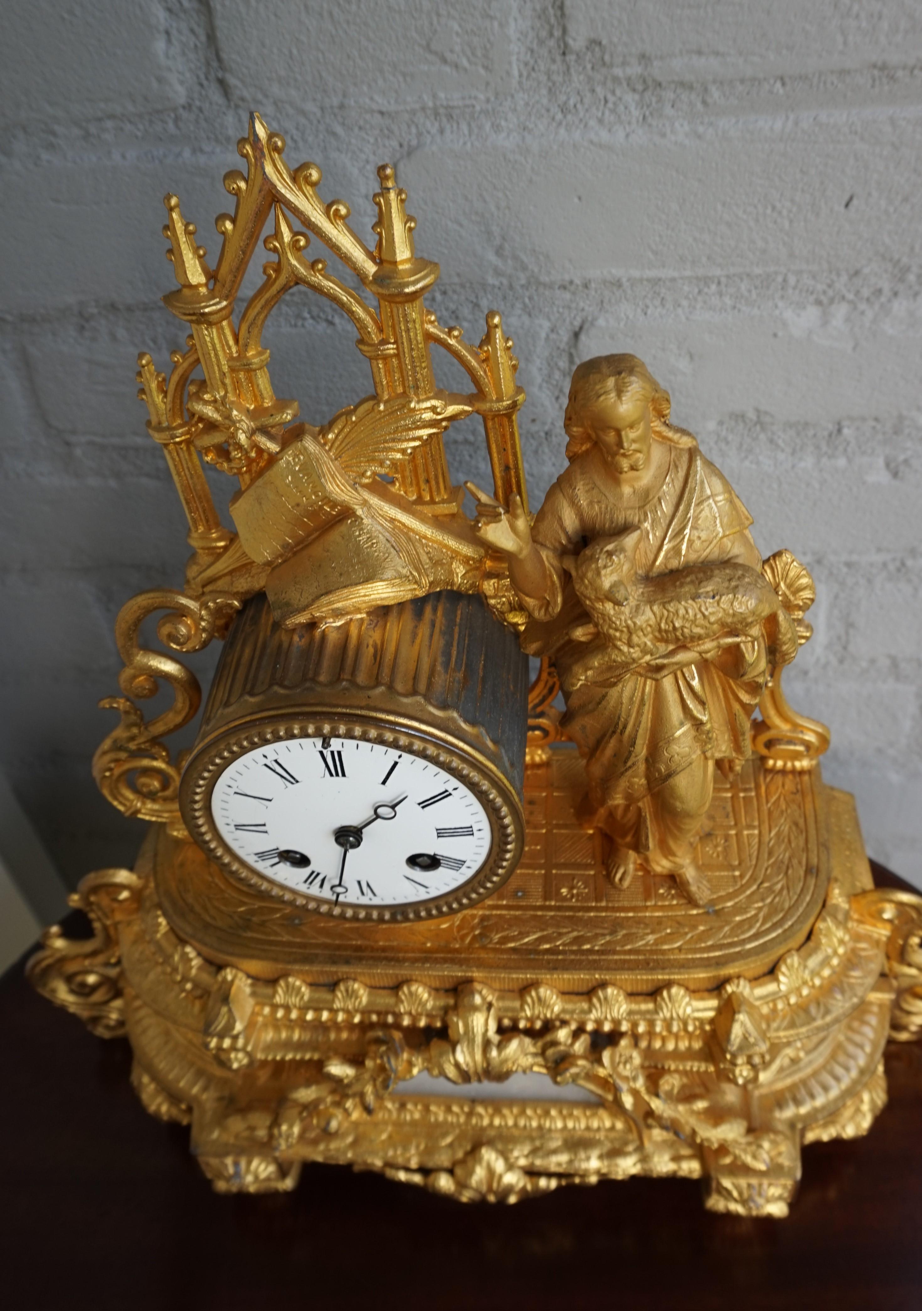 Vergoldete Tischuhr aus den frühen 1900er Jahren im gotischen Stil mit Jesus Christus hält Lammskulptur 12