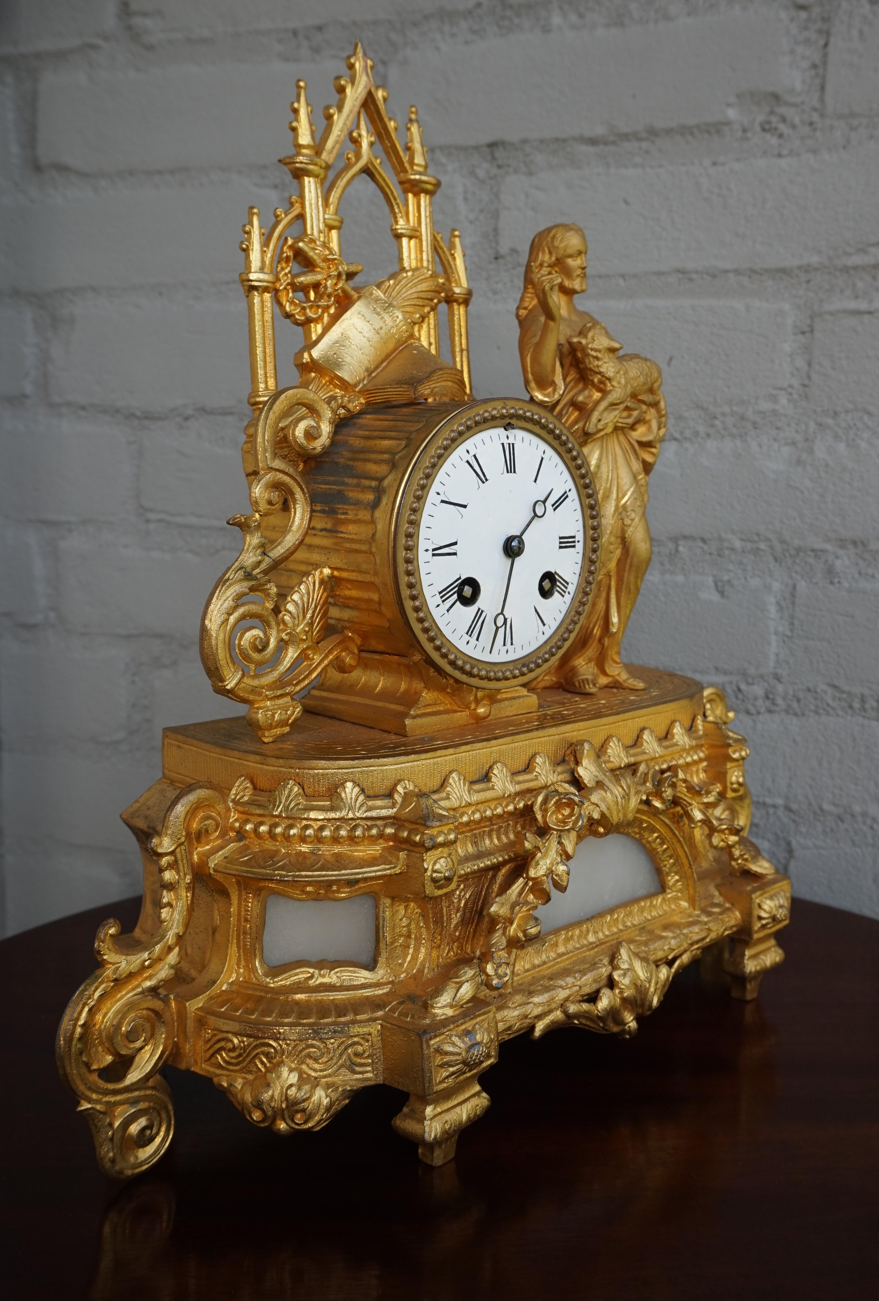 Néo-gothique Horloge de table dorée de style néo-gothique du début des années 1900 avec Sculpture du Christ tenant un agneau en vente