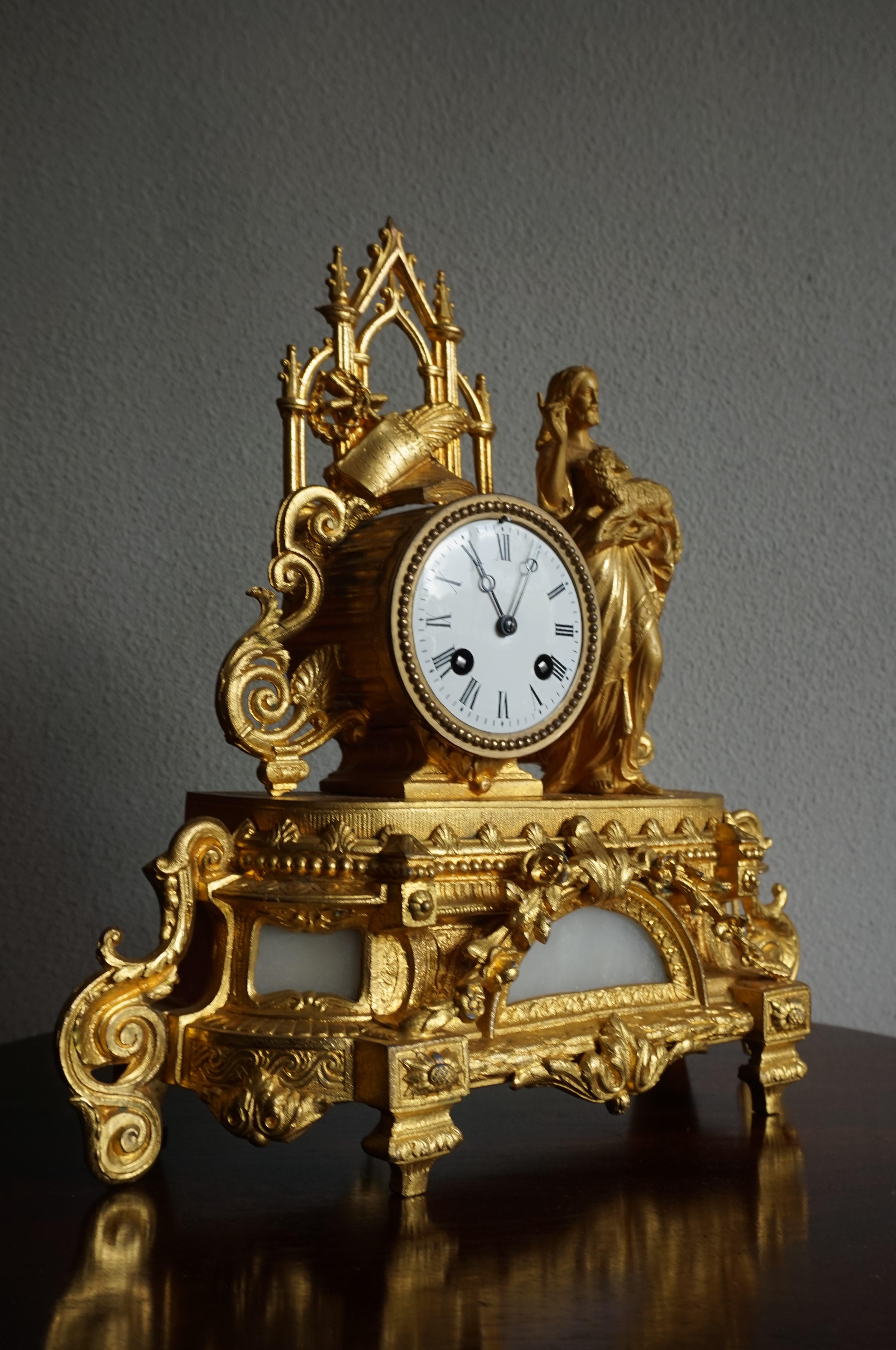 Français Horloge de table dorée de style néo-gothique du début des années 1900 avec Sculpture du Christ tenant un agneau en vente