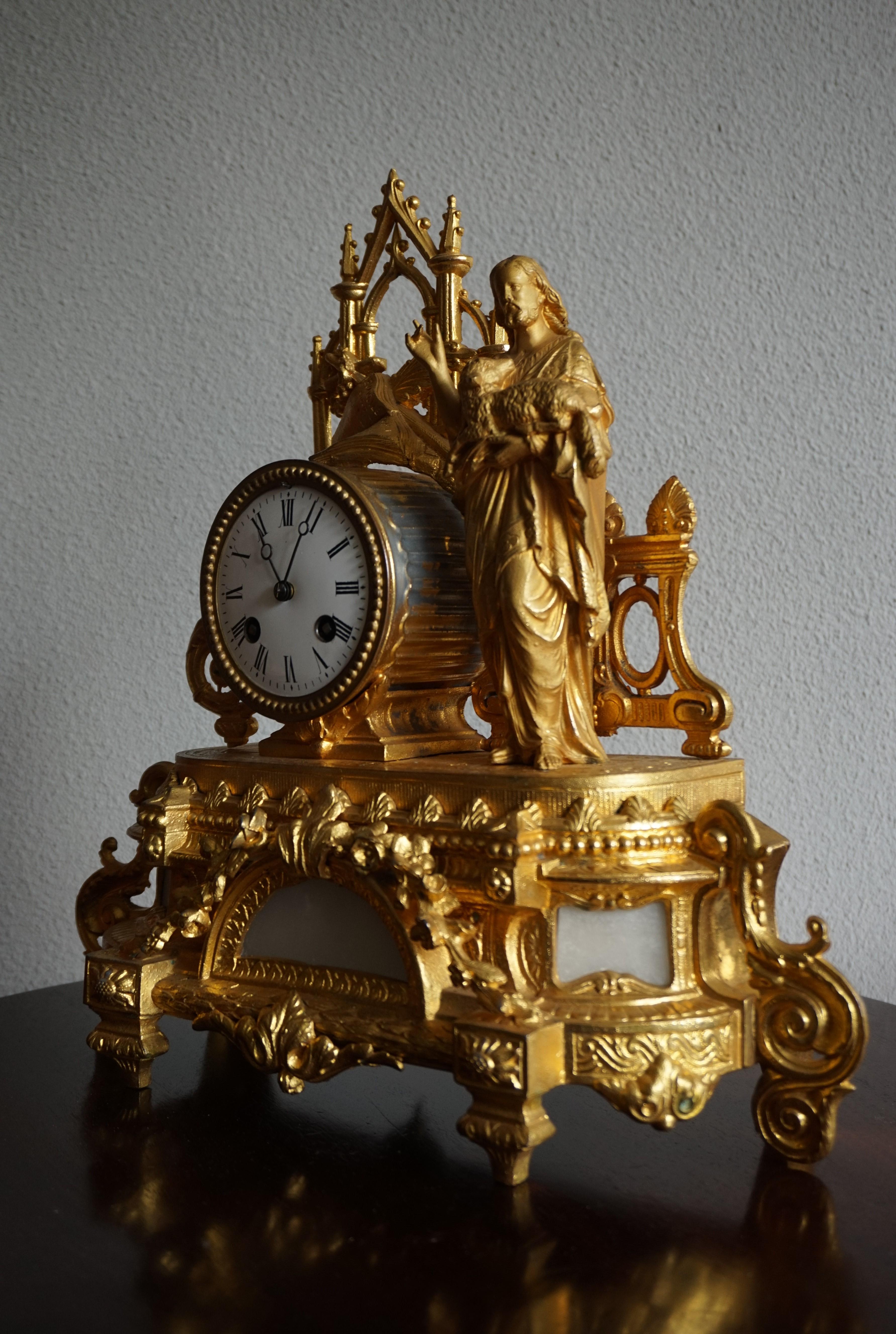 Sculpté à la main Horloge de table dorée de style néo-gothique du début des années 1900 avec Sculpture du Christ tenant un agneau en vente