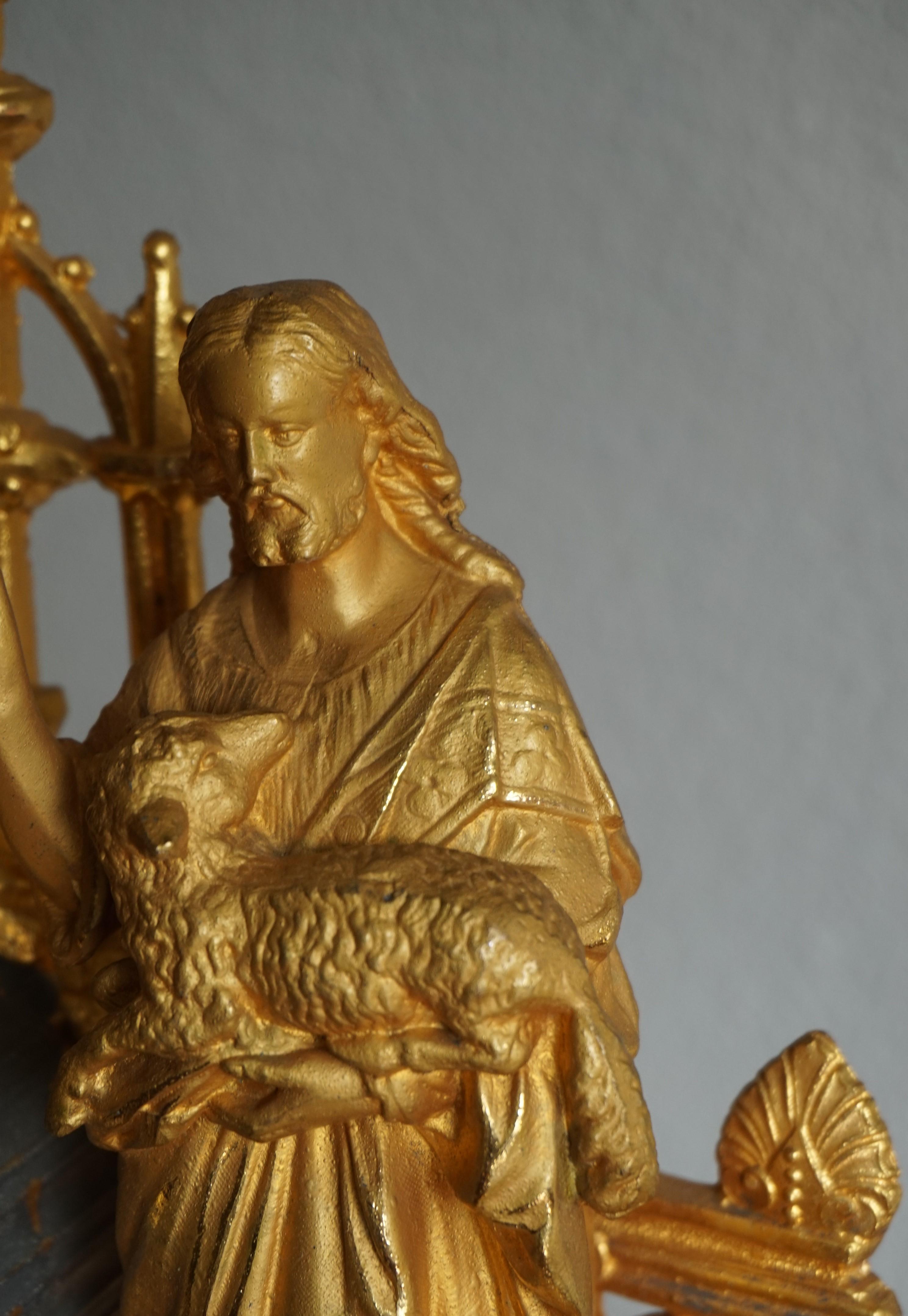 Early 1900s Gothic Revival Gilt Table Clock w. Christ Holding Lamb Sculpture In Good Condition For Sale In Lisse, NL