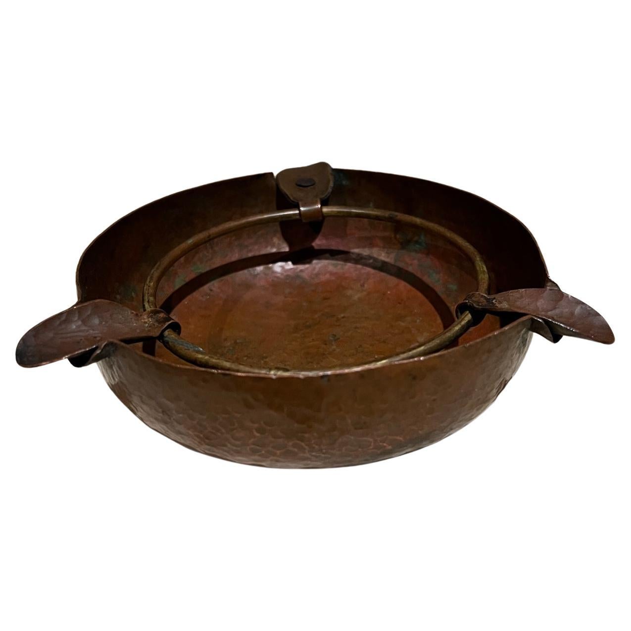 Cenicero de cobre martillado de principios de 1900