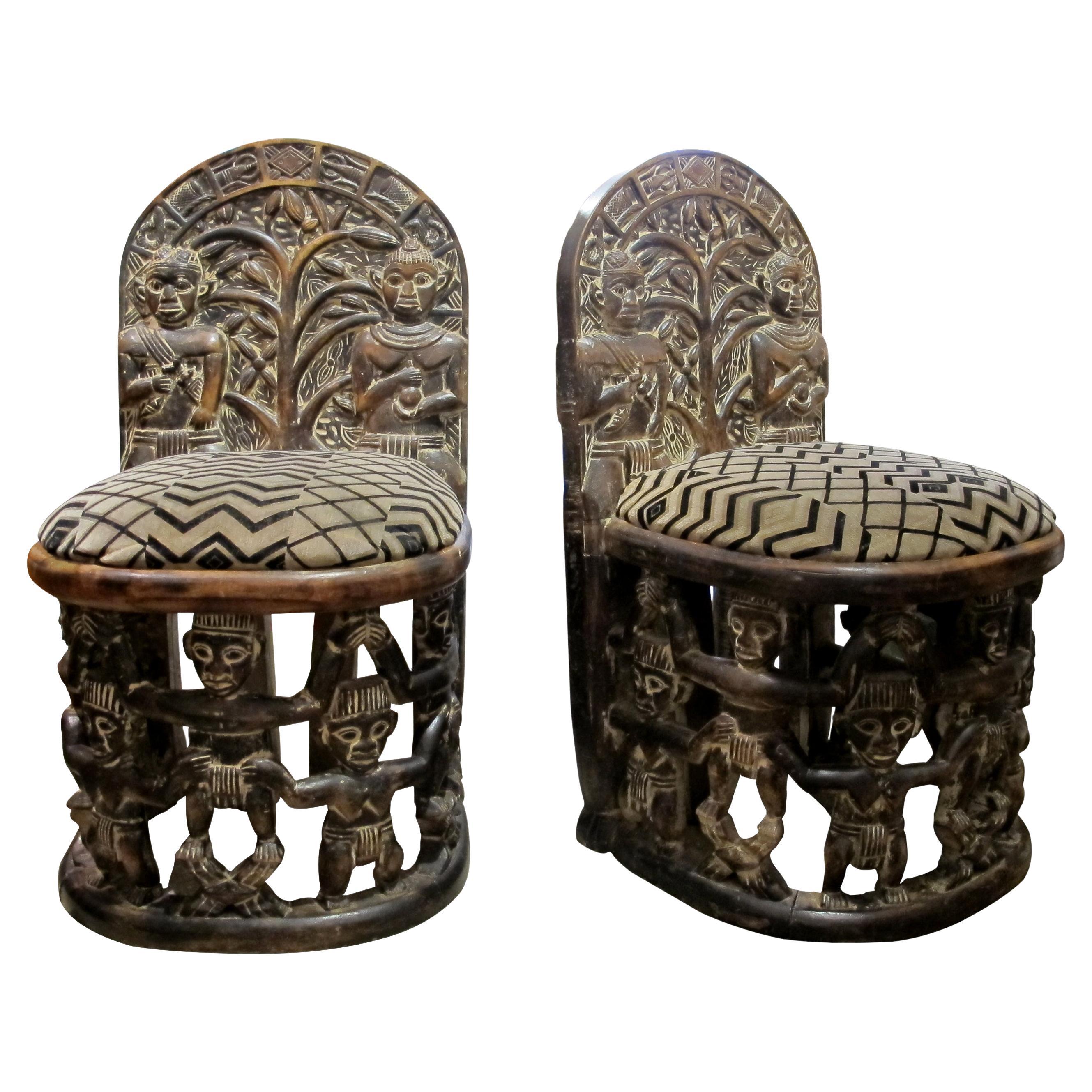 Sedie tribali africane intagliate a mano dei primi anni del 1900 con dettagli figurativi intricati.