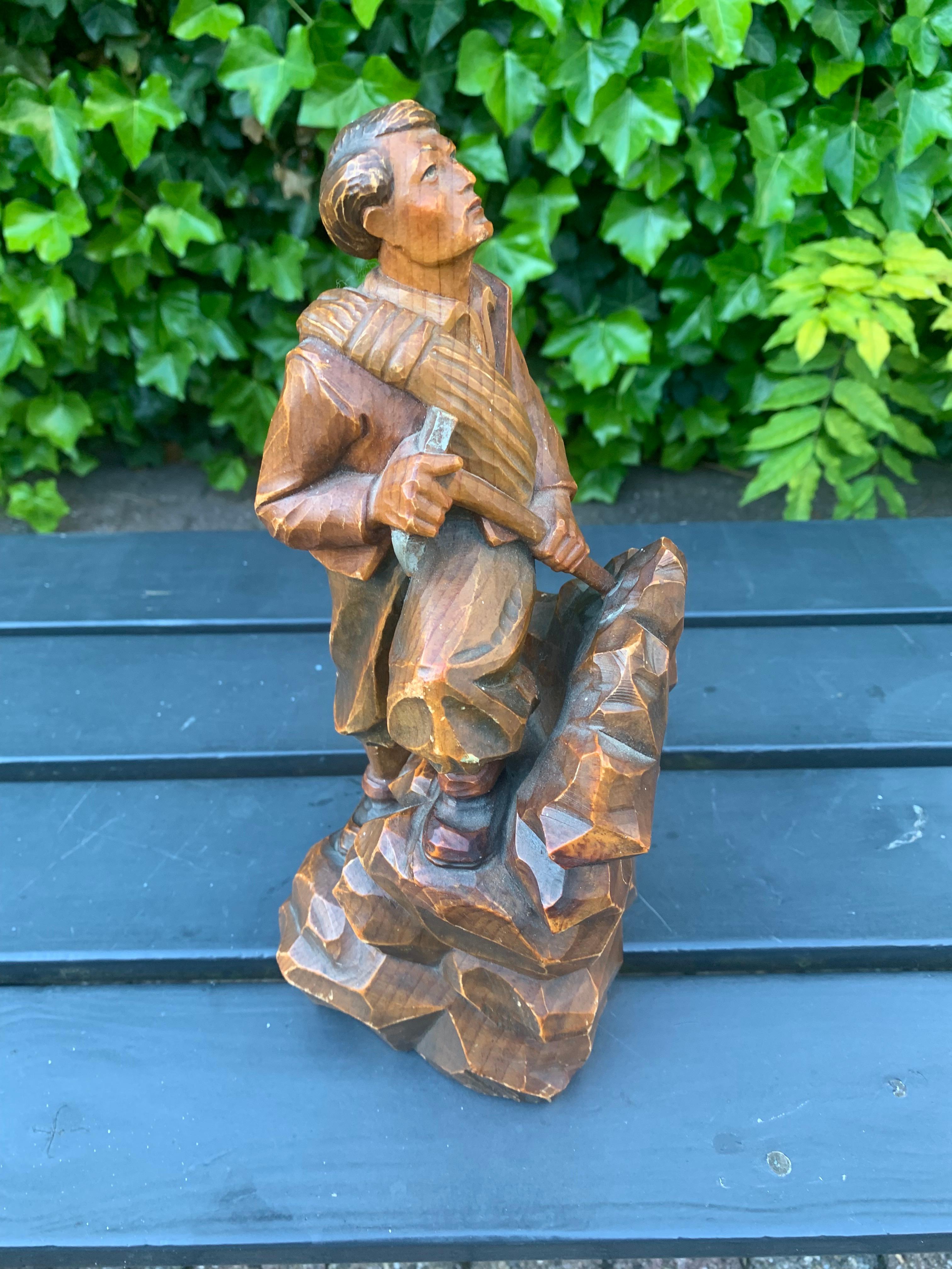 Unique and finely carved sculpture for the black forest and mountaineer enthousiasts.

If you are or if you have a friend who is a mountaineering enthousiast then this hand carved mountain climber could be the perfect gift. Realistically executed