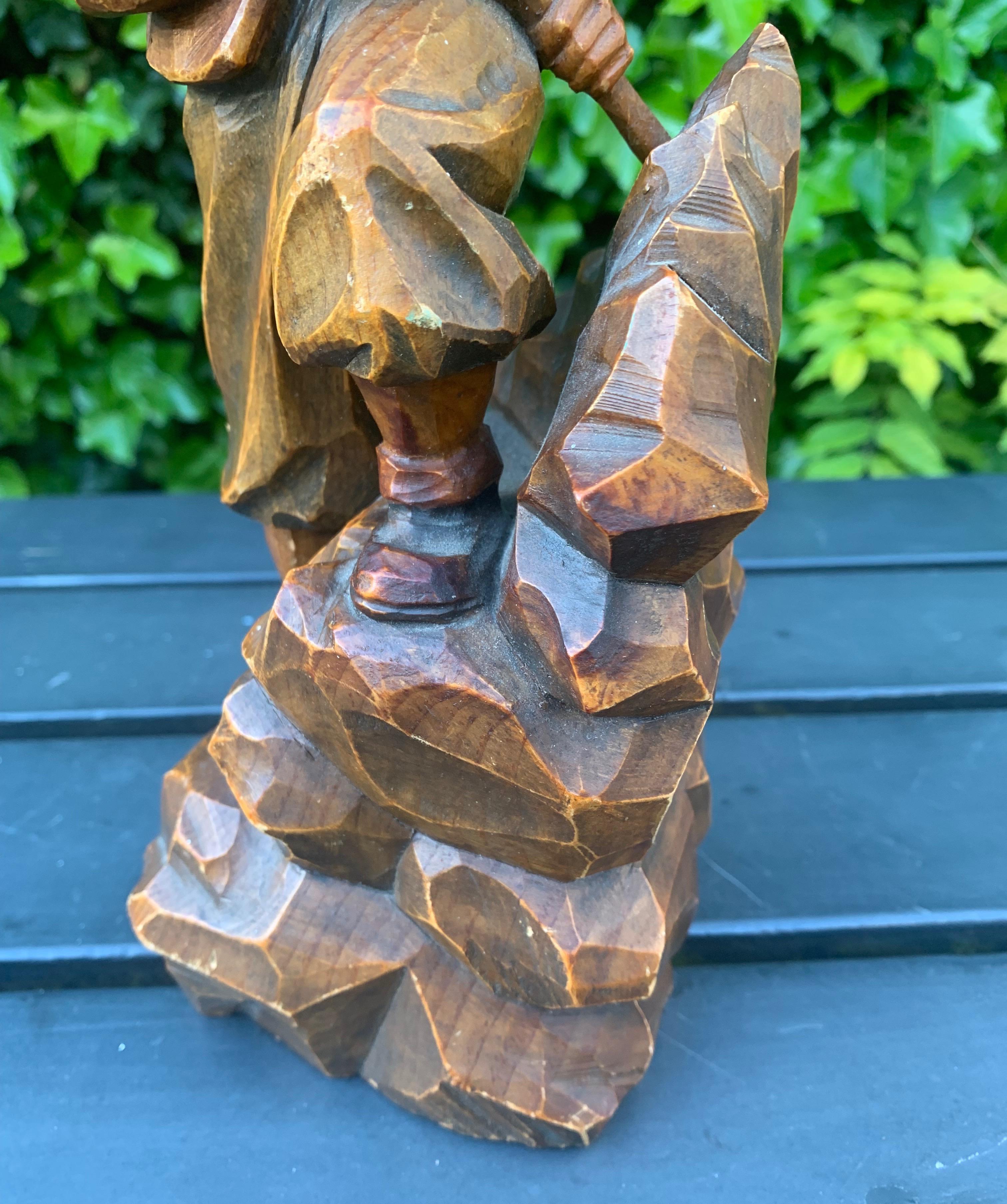 Handgeschnitzte und farbige Bergsteiger-Skulptur/Statue aus Holz, frühe 1900er Jahre im Angebot 1