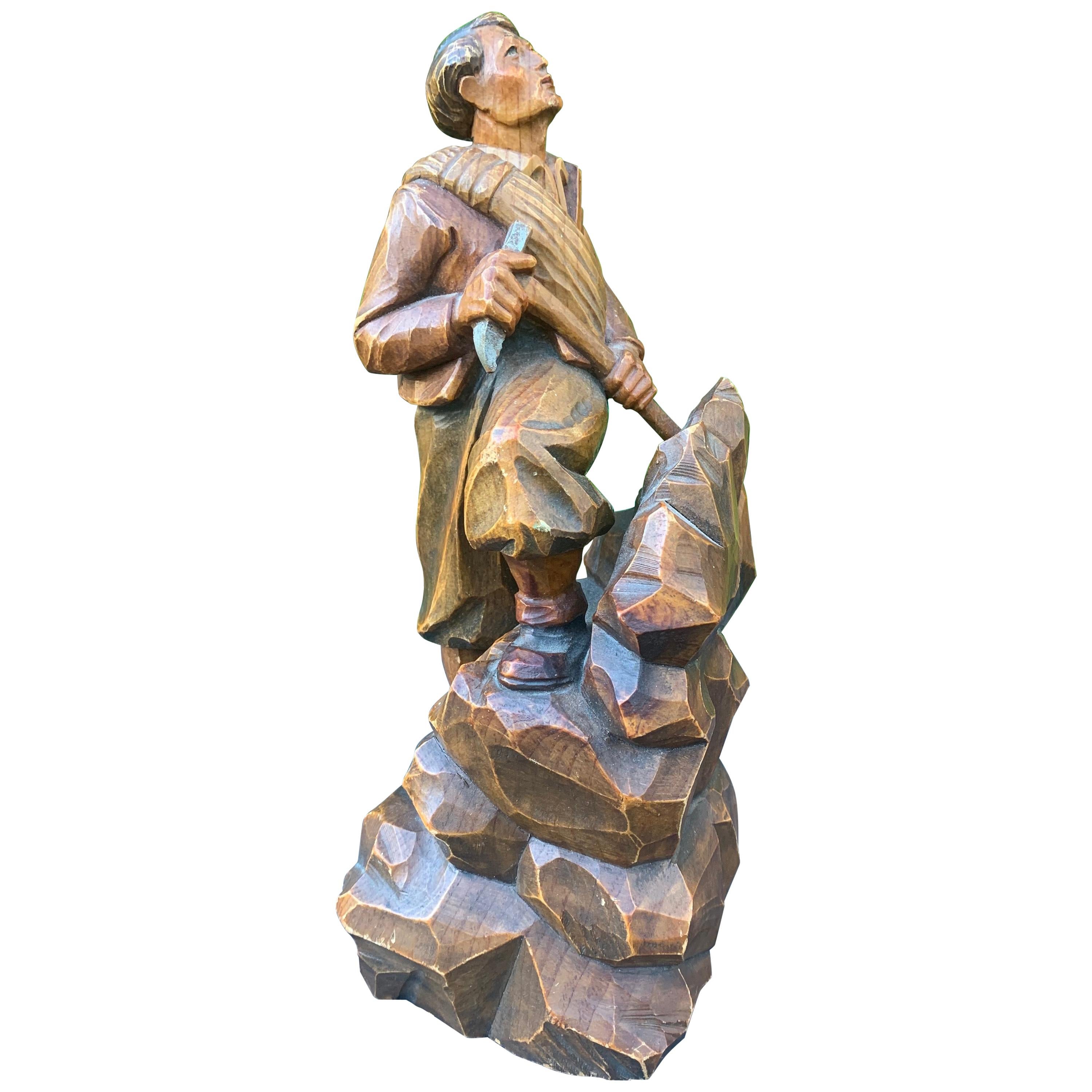 Escultura / Estatua de montañero de madera tallada a mano y coloreada de principios de 1900