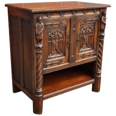 Frühe 1900er Jahre Hand geschnitzt Gothic Revival Eiche Drinks Cabinet / Dry Bar mit Rittern