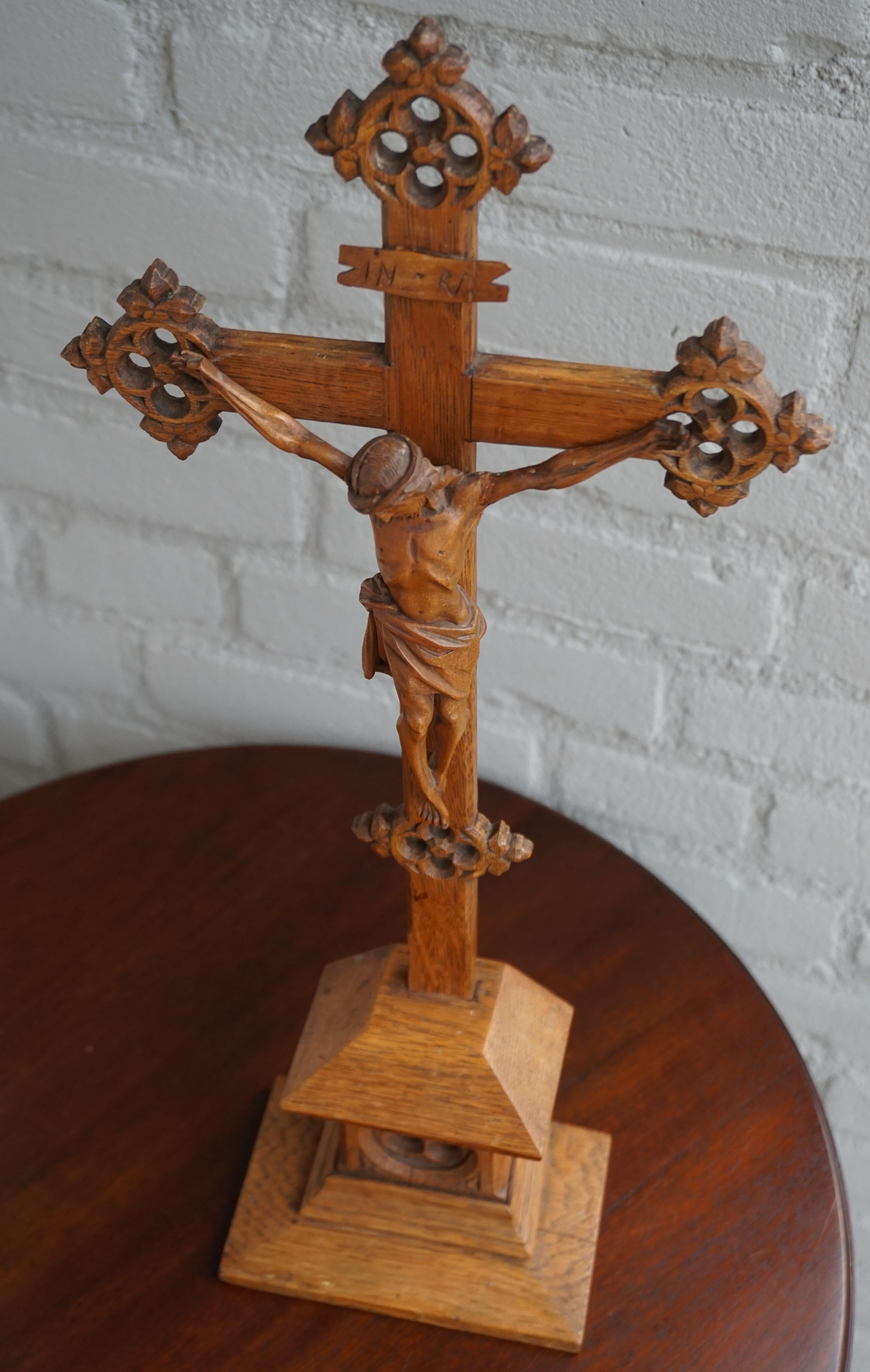 Dutch Early 1900s Hand Carved Gothic Revival Table Crucifix with Corpus of Christ 1910