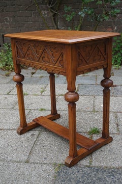 Tavolino da lavoro o da salotto gotico artigianale dei primi anni del 1900 con decorazioni a trifoglio