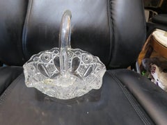 Corbeille à fruits en cristal gravée à la main au début des années 1900, avec détails en dentelle de la reine