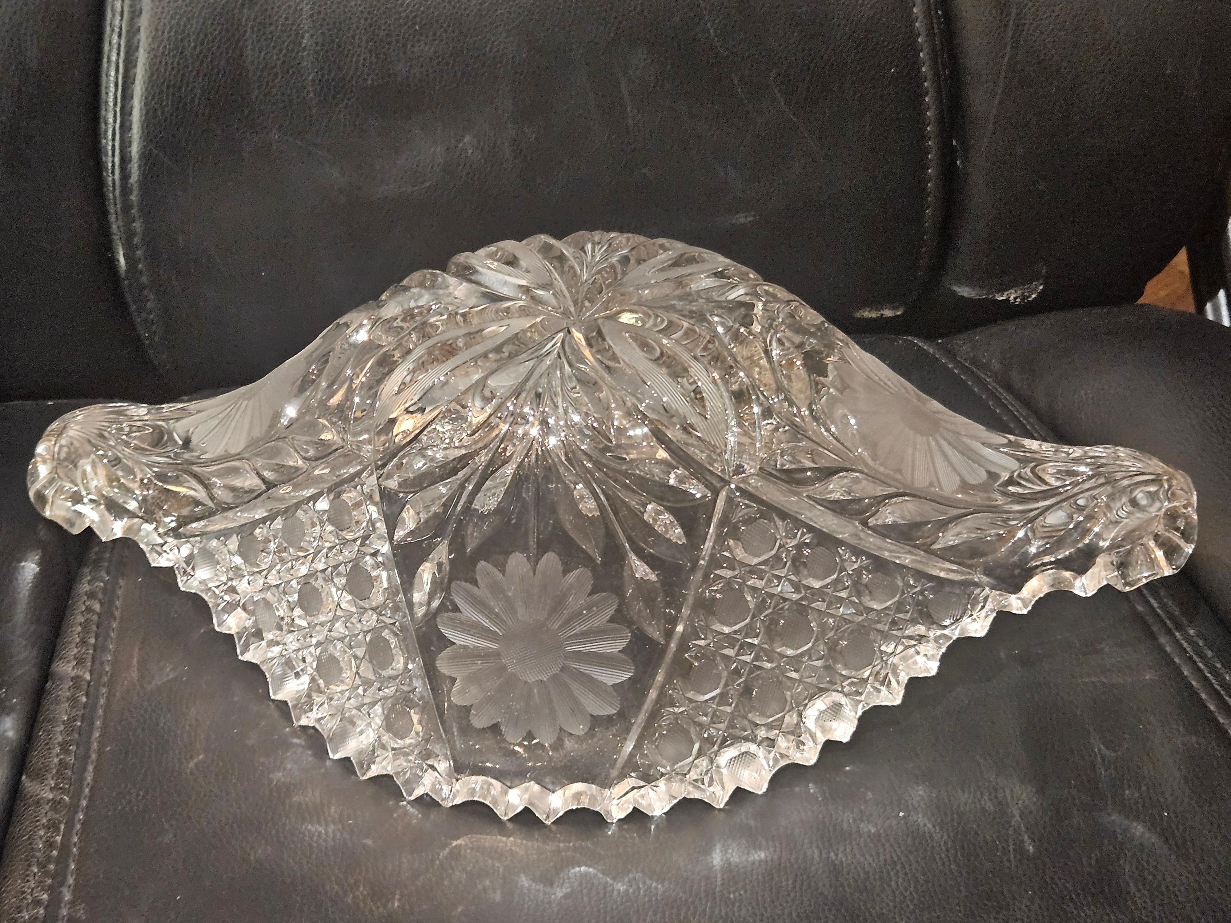 Cesta frutero de cristal con detalle de encaje de reinas grabada a mano de principios de 1900 Francés en venta