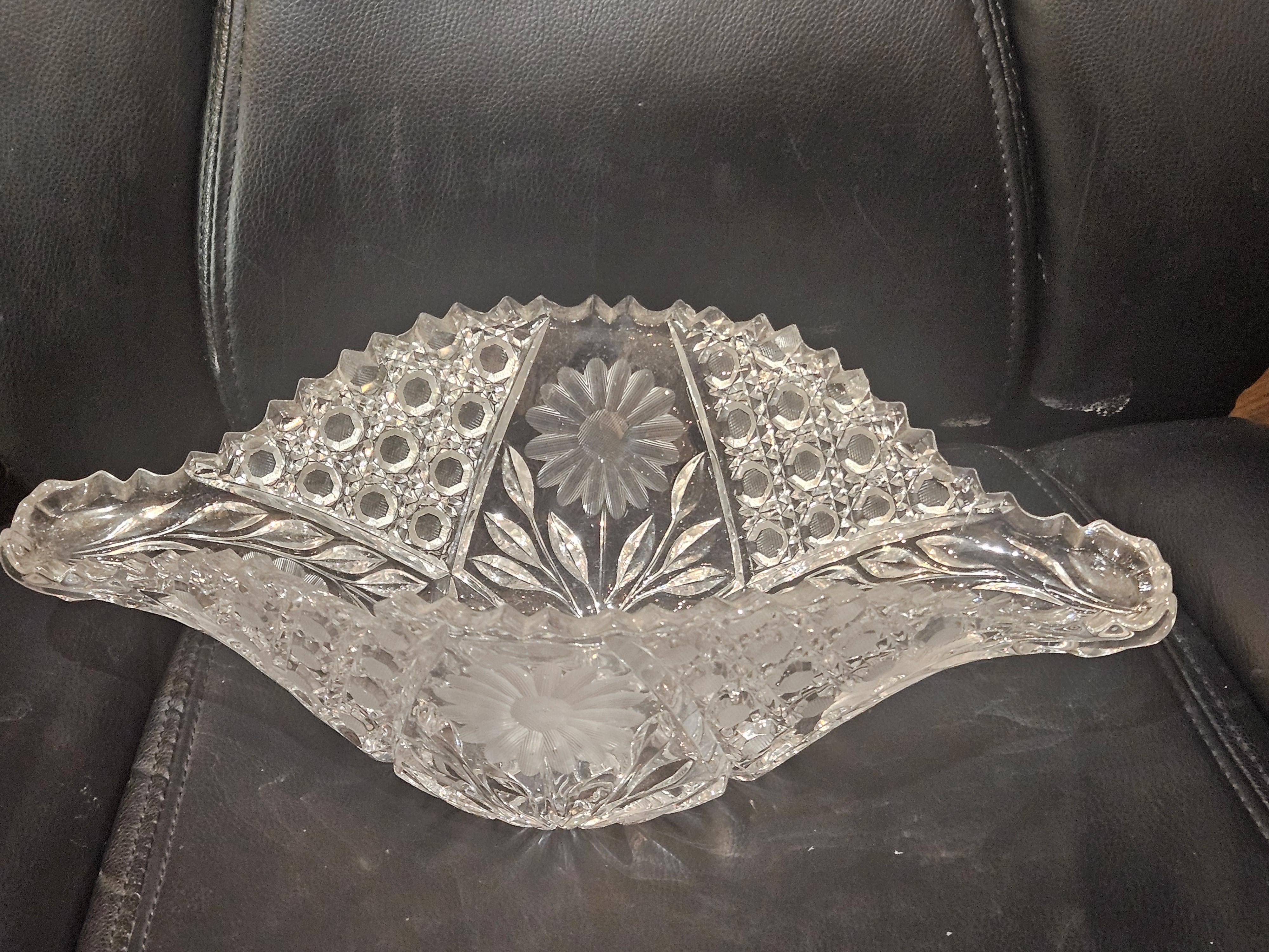 Cesta frutero de cristal con detalle de encaje de reinas grabada a mano de principios de 1900 en Bueno estado para la venta en New York, NY