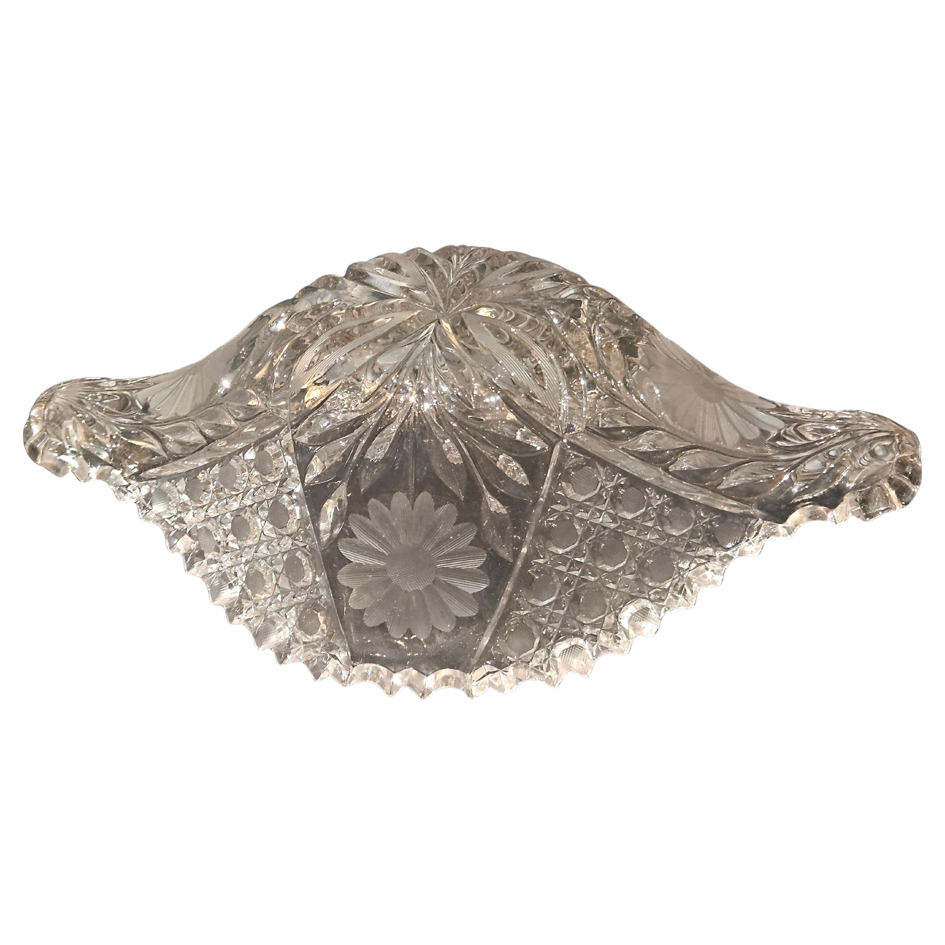 Cesto per fruttiera in cristallo inciso a mano all'inizio del 1900 con pizzo delle regine e dettagli in cristallo