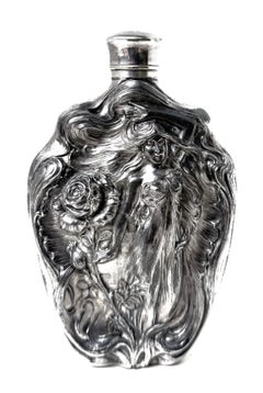 Fiaschetta in argento altamente decorata dei primi anni del 1900. Victor Silver Co. Ca. 1905