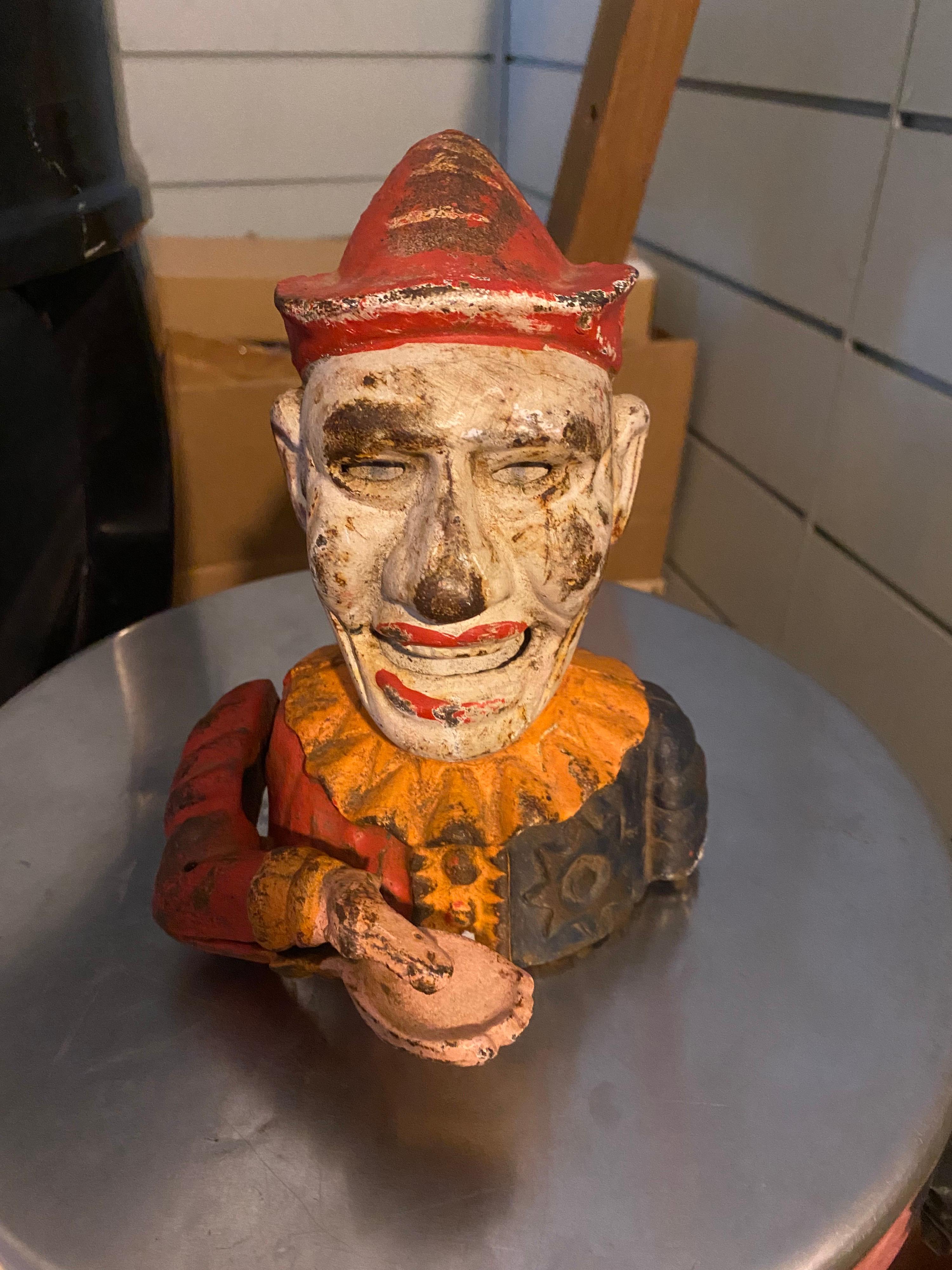 1900S Handbemalter Pierrot der gusseiserne mechanische Spardosenclown. Sehr farbenfrohe mechanische Bank, die als Humpty Dumpty Bank bekannt ist und einen Clown mit offenem Mund und schwingendem Arm zeigt, der eine offene Hand hat, in die man den