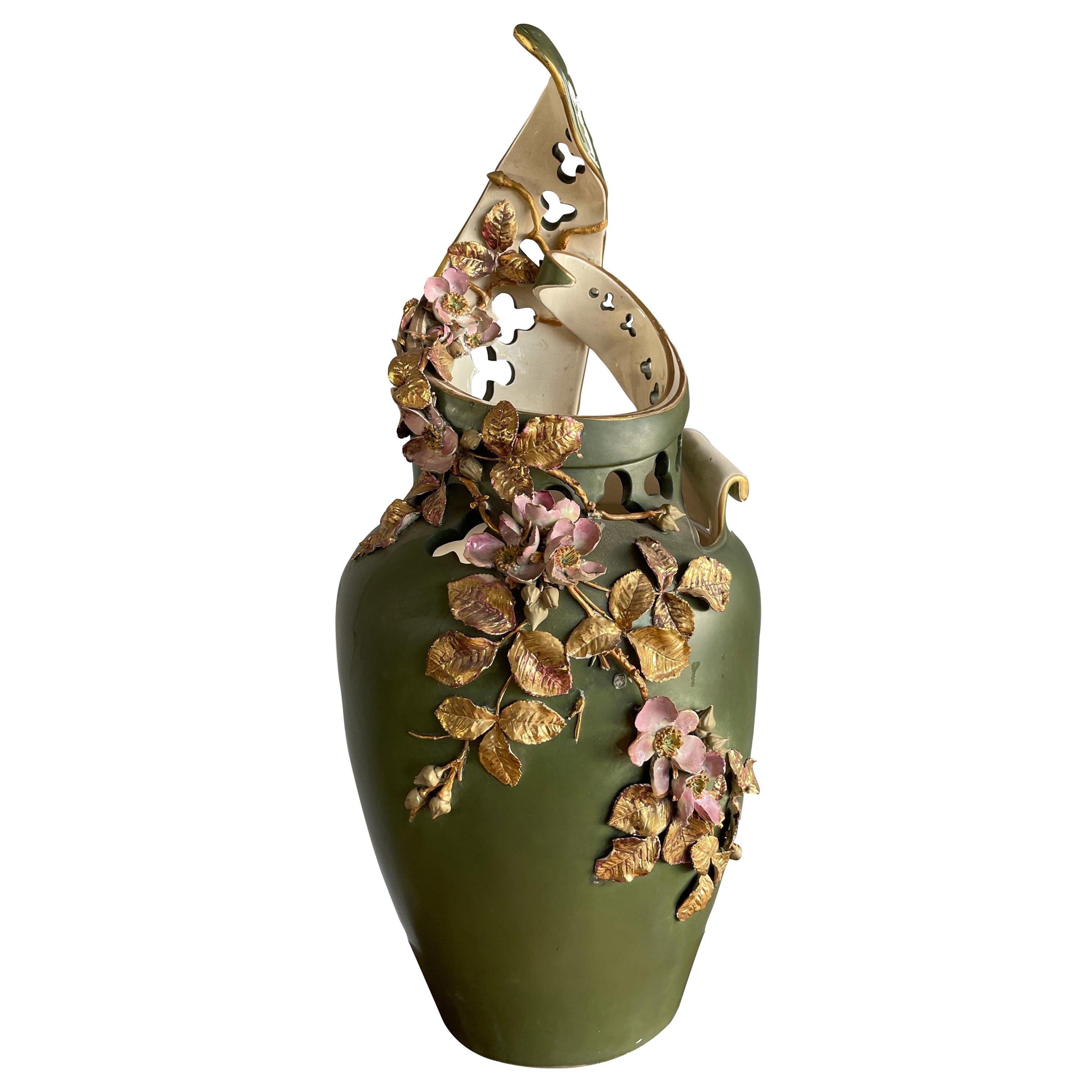 Impressionnant vase en porcelaine d'art gothique ancien du début des années 1900, finement fabriqué à la main