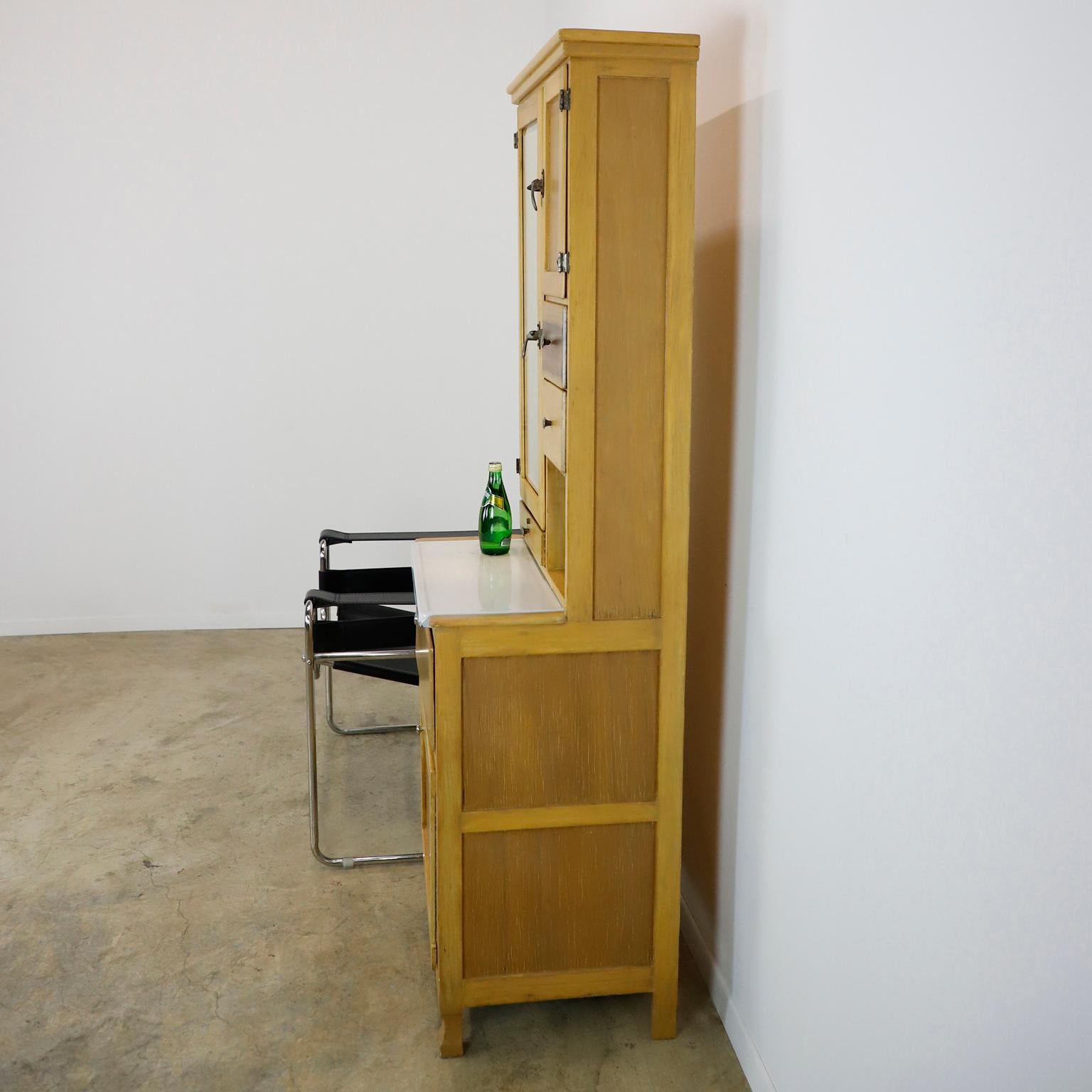 Début des années 1900  Armoire de cuisine État moyen - En vente à Mexico City, CDMX