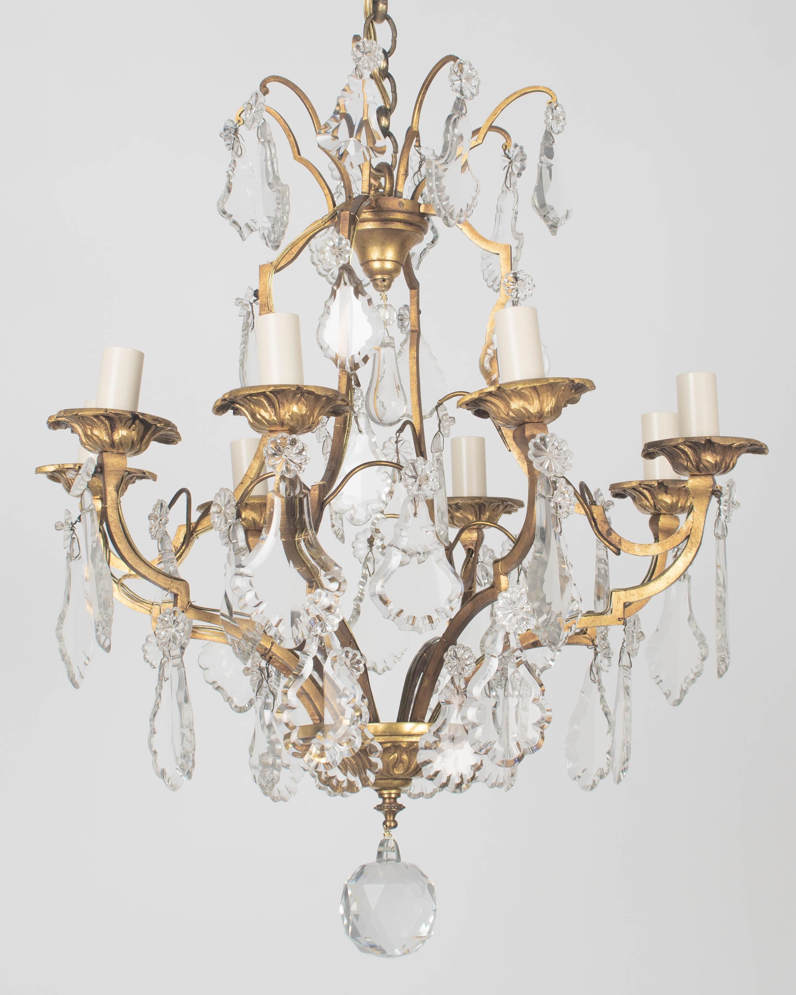 Primi anni del 1900  Lampadario a 8 luci in ottone e prisma in stile Luigi XV in vendita 3