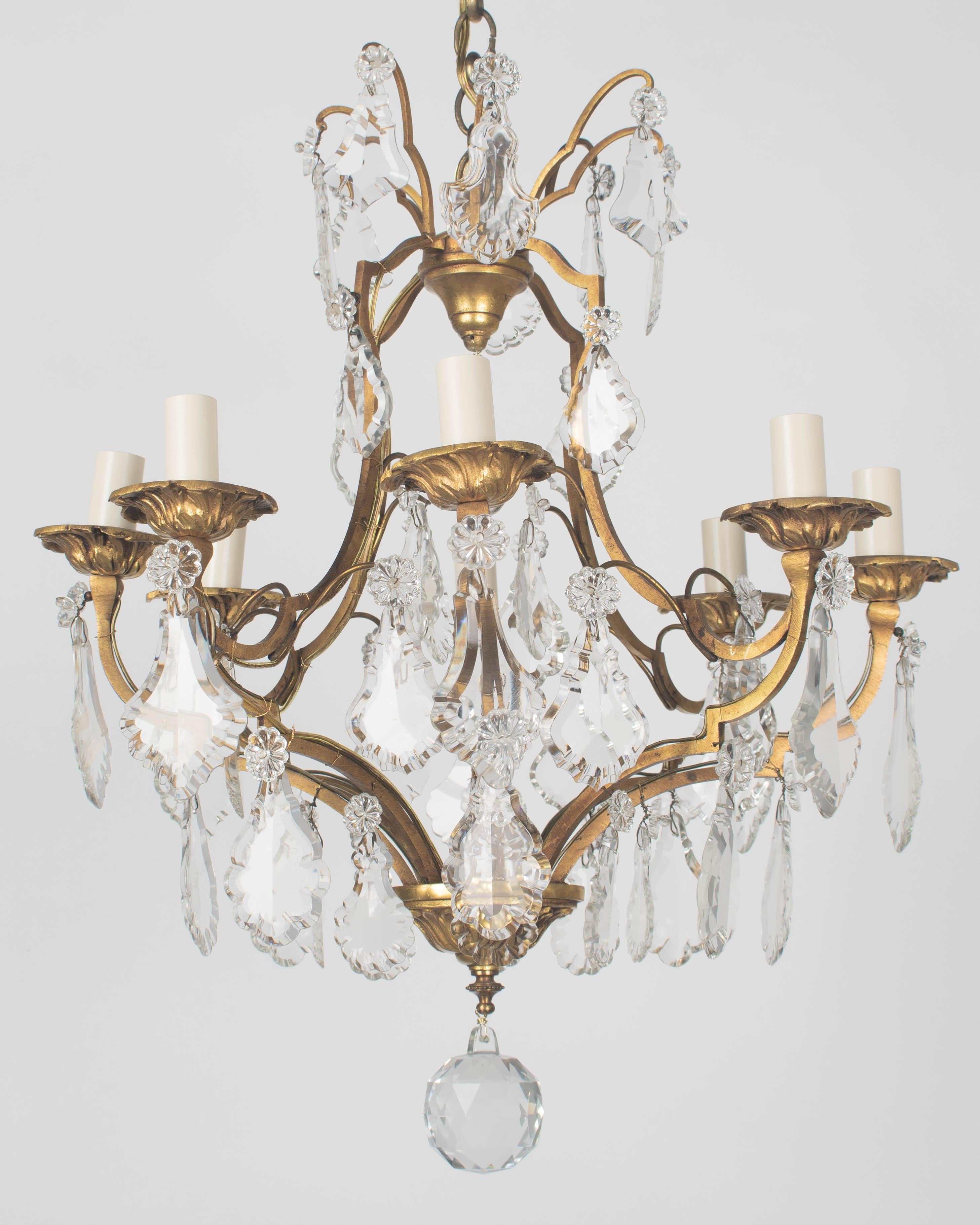 Primi anni del 1900  Lampadario a 8 luci in ottone e prisma in stile Luigi XV in vendita 4