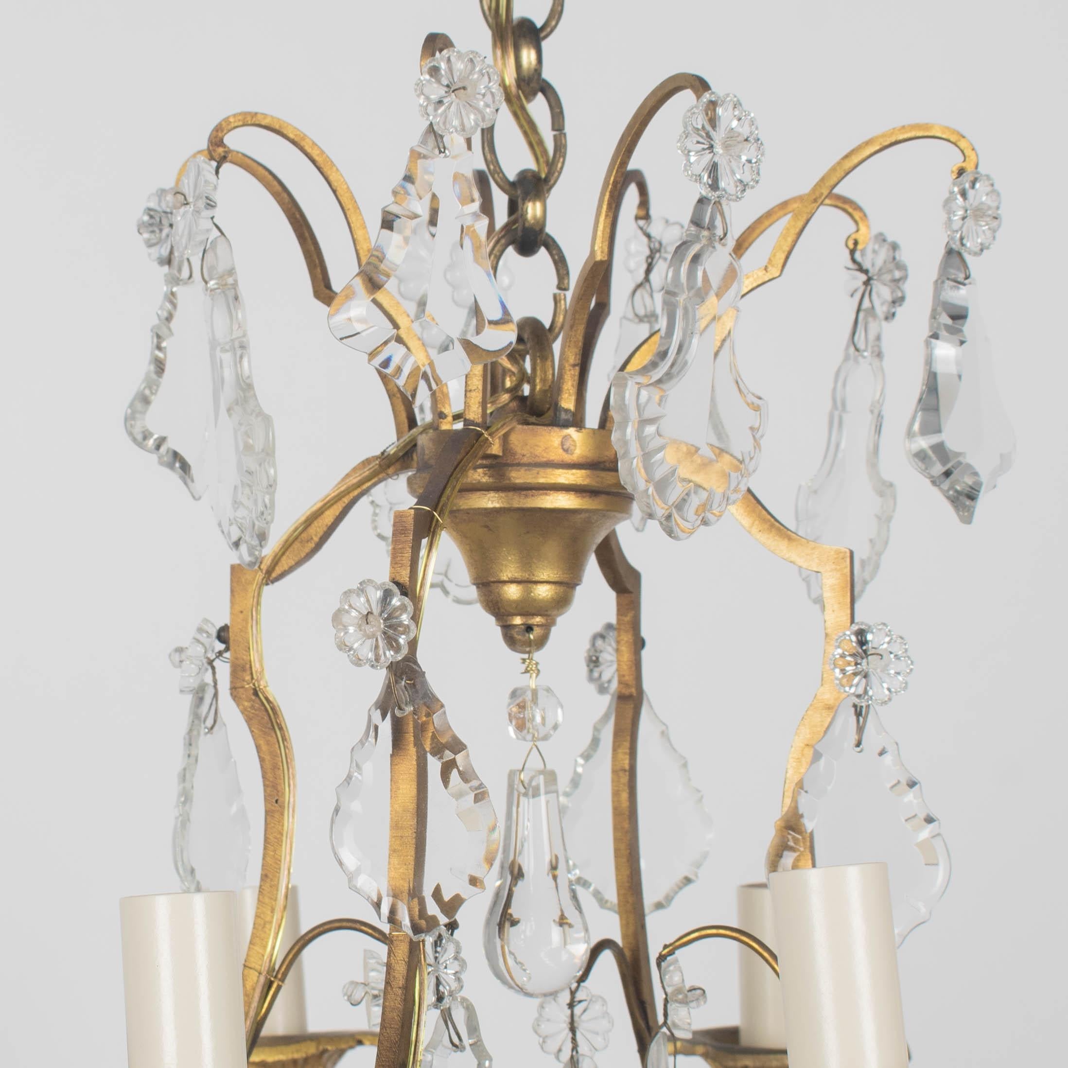 Primi anni del 1900  Lampadario a 8 luci in ottone e prisma in stile Luigi XV in vendita 6
