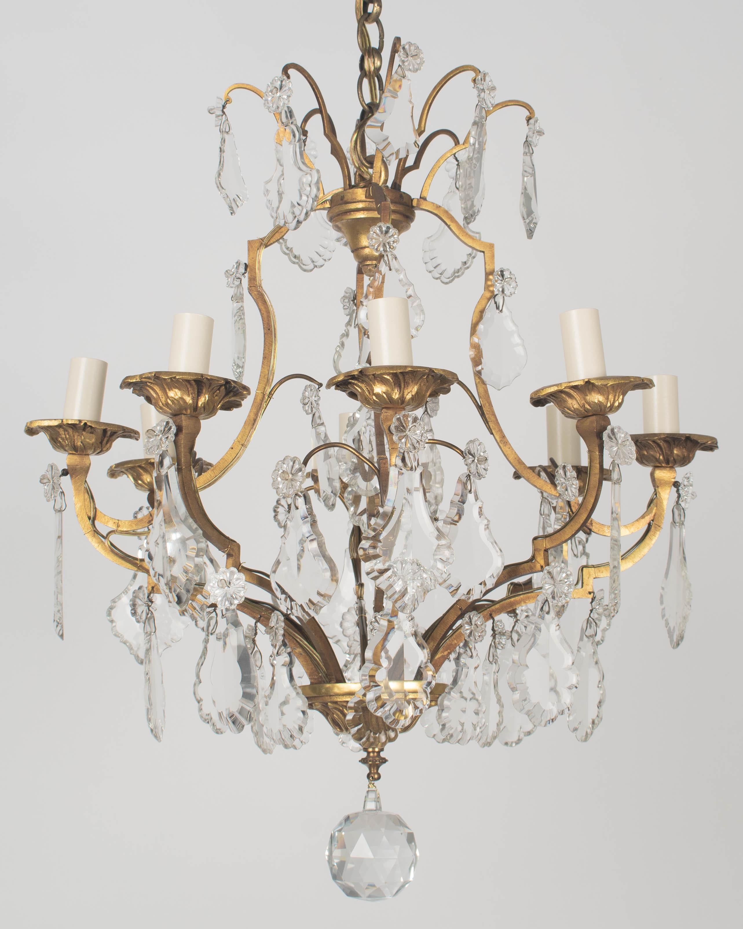Primi anni del 1900  Lampadario a 8 luci in ottone e prisma in stile Luigi XV in vendita 7