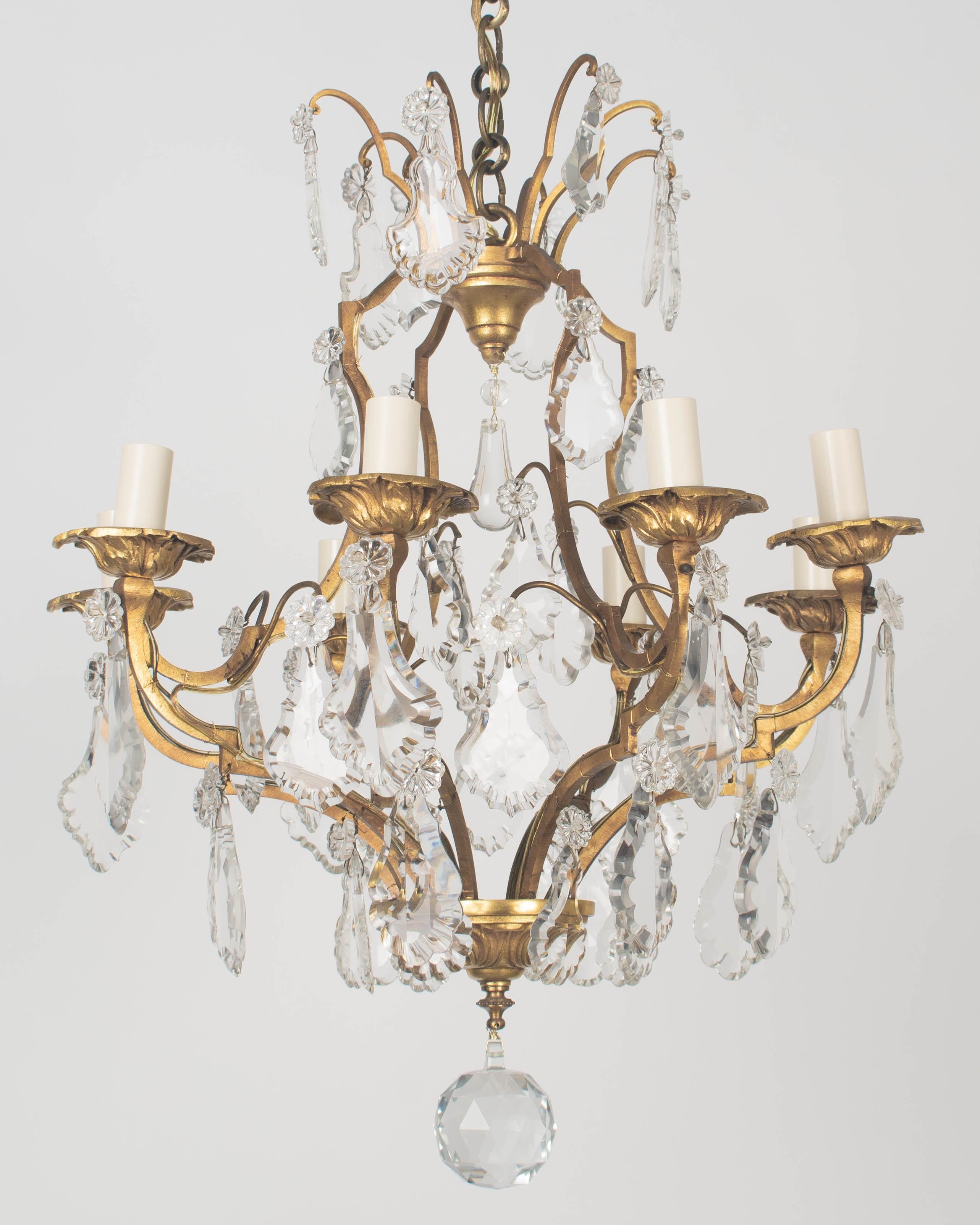 Primi anni del 1900  Lampadario a 8 luci in ottone e prisma in stile Luigi XV in vendita 8