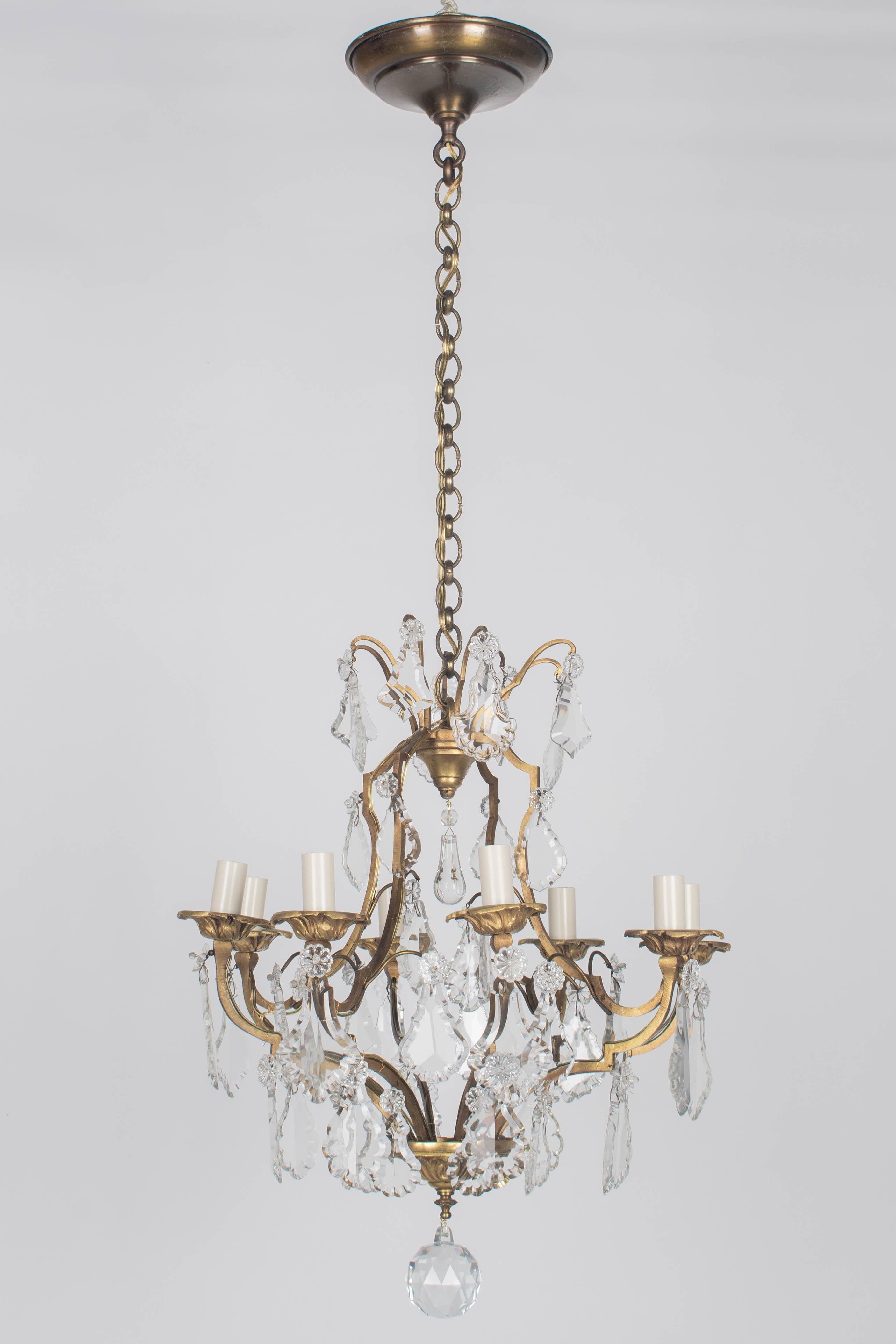 Francese Primi anni del 1900  Lampadario a 8 luci in ottone e prisma in stile Luigi XV in vendita