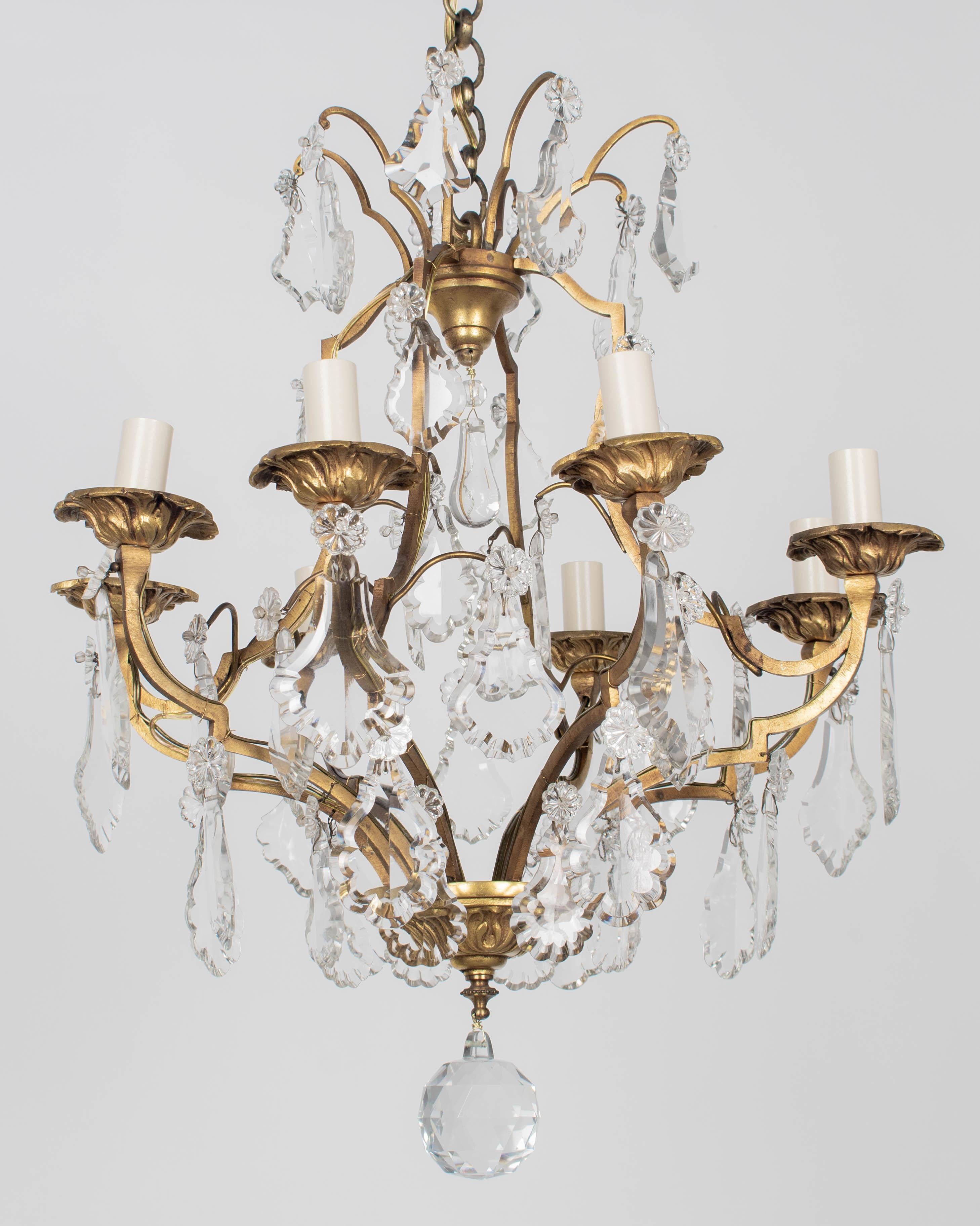 Calco Primi anni del 1900  Lampadario a 8 luci in ottone e prisma in stile Luigi XV in vendita